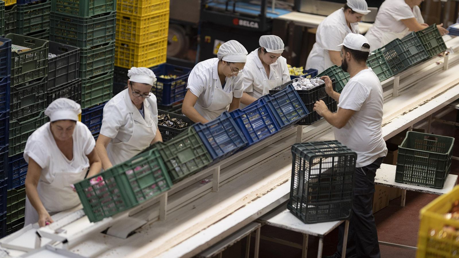 Mujeres encargadas de envasar los productos.