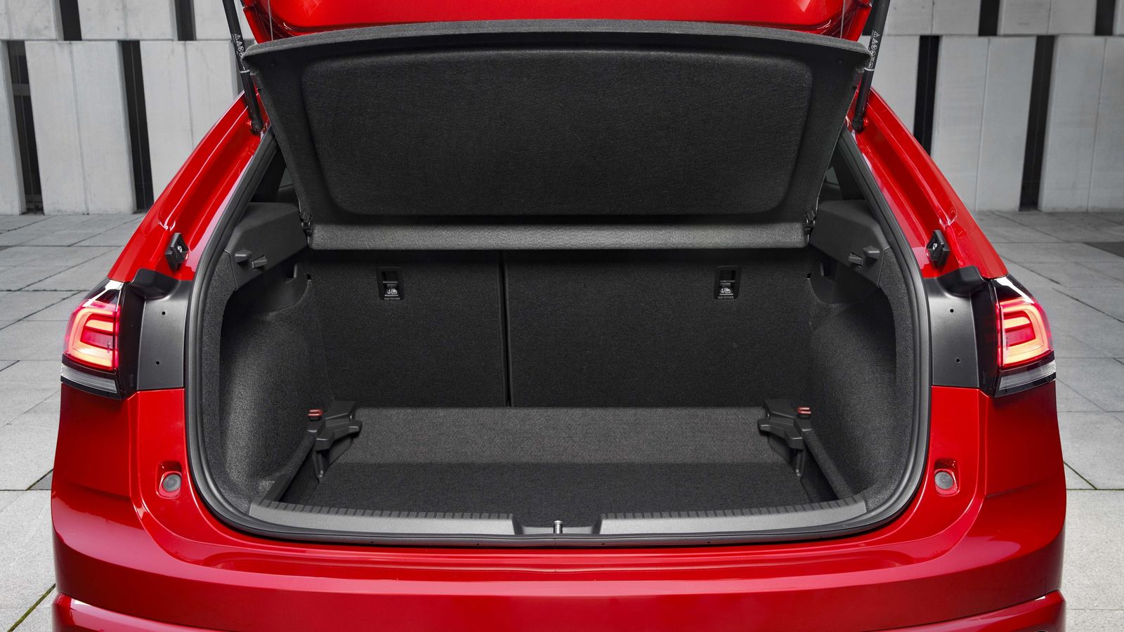 El maletero es considerablemente capaz, aunque no está muy dotado de elementos funcionales. El más sobresaliente es el suelo móvil que permite, bien ampliar al máximo la capacidad hasta los 400 litros; bien enrasar a un mismo nivel con los respaldos traseros abatidos. El borde de carga, alto.