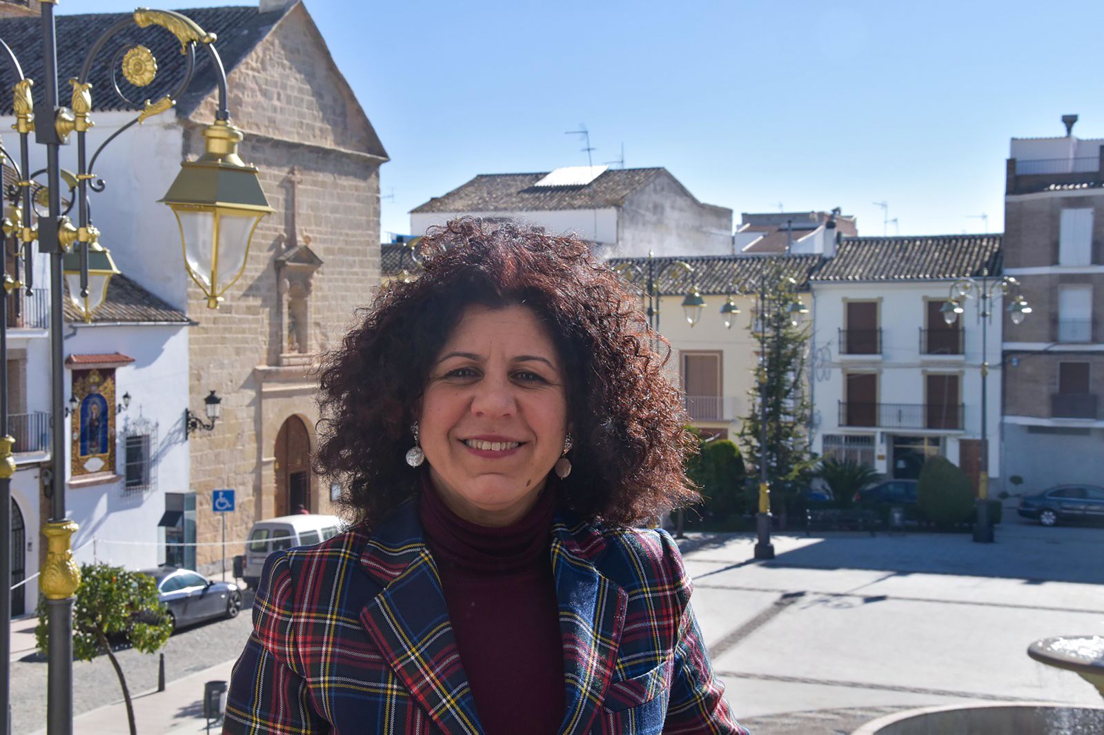 La alcaldesa de Benamejí, Carmen Lara, en la plaza de la Constitución.