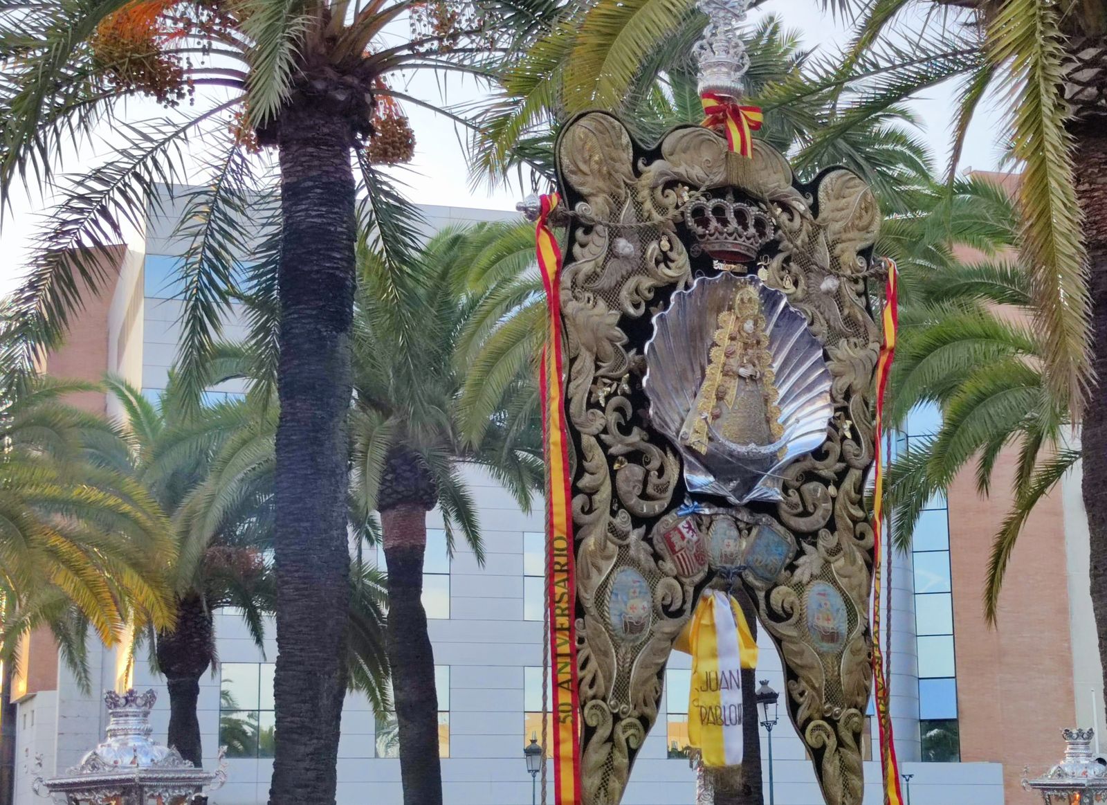 El simpecado de la Hermandad del Rocío de Emigrantes.