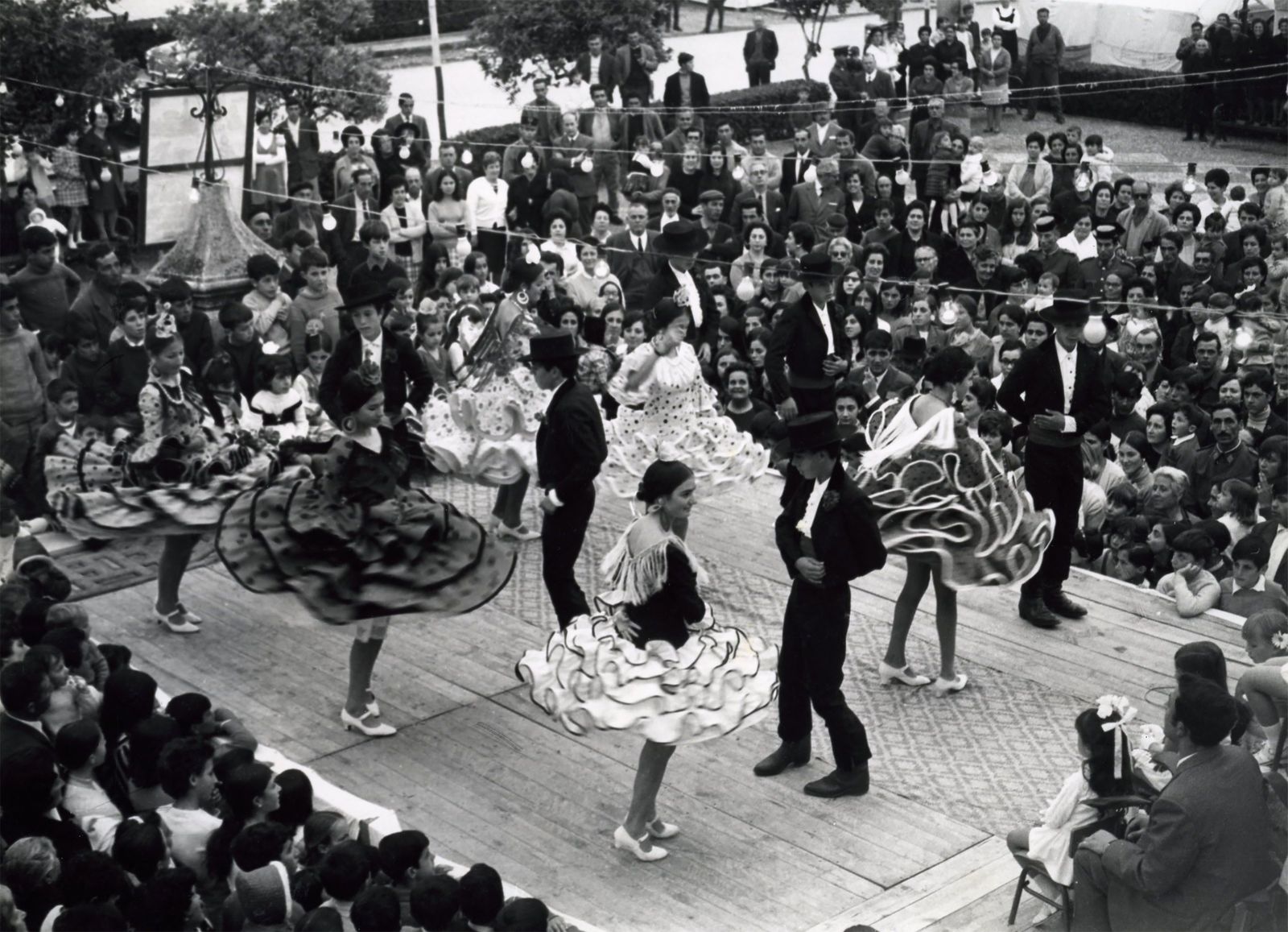 Fotografía datada en 1945 sobre danzas populares en la provincia incluida en el proyecto ‘100 imágenes Huelva’ del Archivo Provincial.
