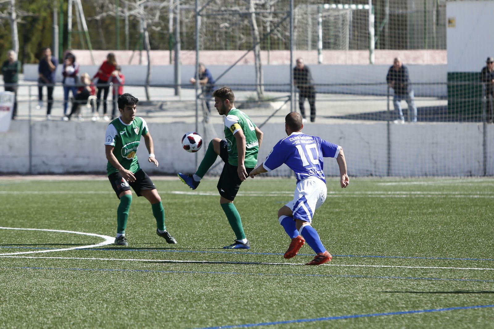 El Huétor Vega logó un valioso punto frente al Vélez.