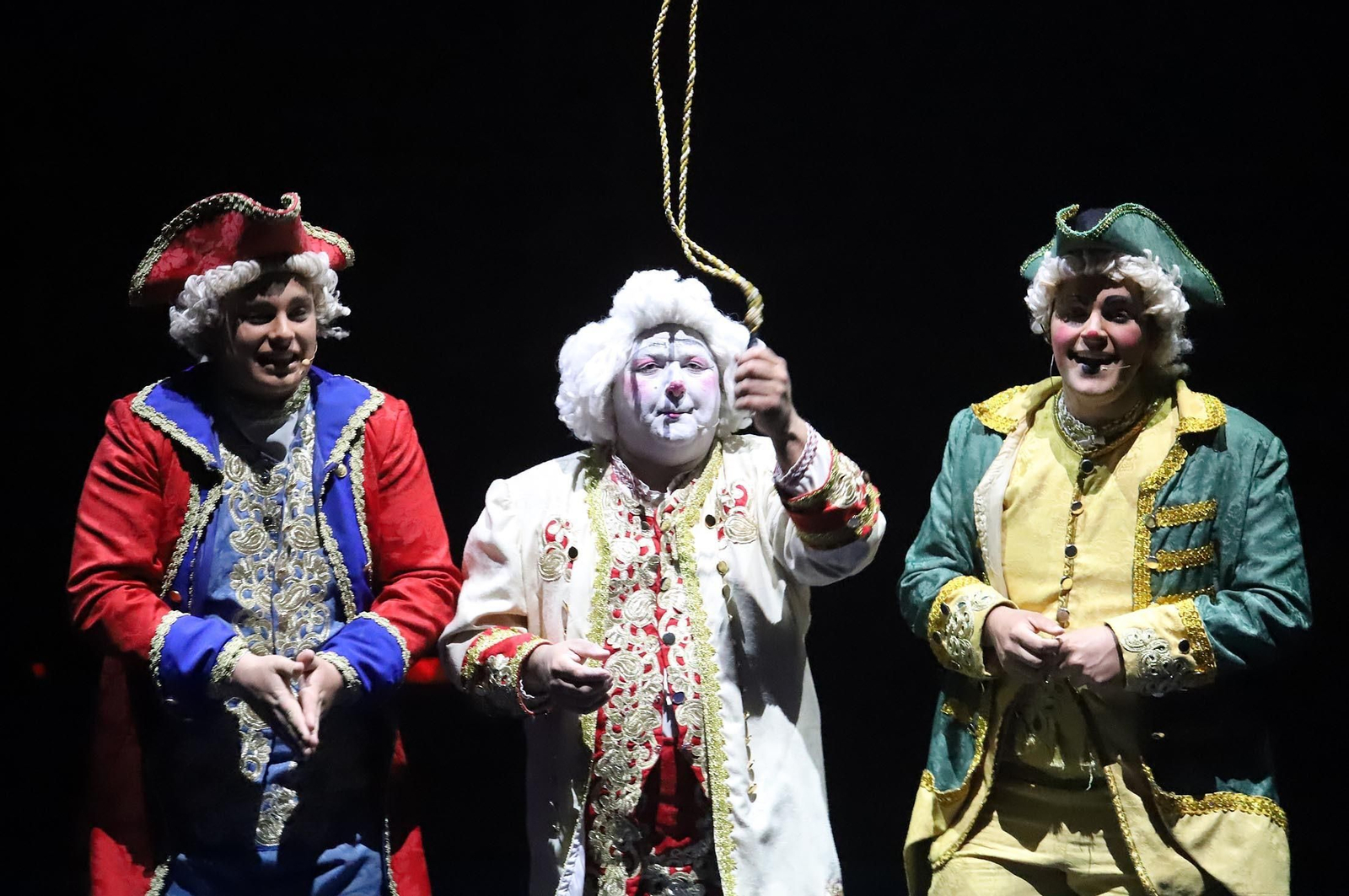 El Circo Alegría muestra su espectáculo sobre el agua, en imágenes