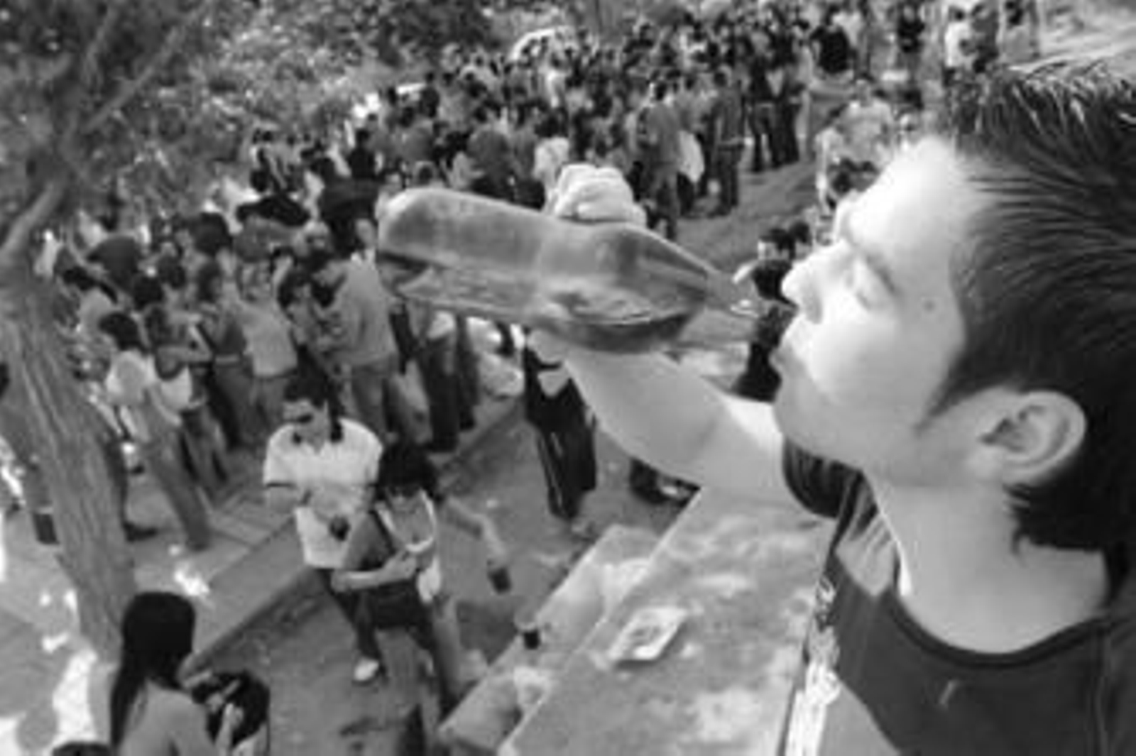 Los jóvenes armados de bolsas con botellas de alcohol acampaban en cualquier lugar de la ciudad para celebrar los festejos.