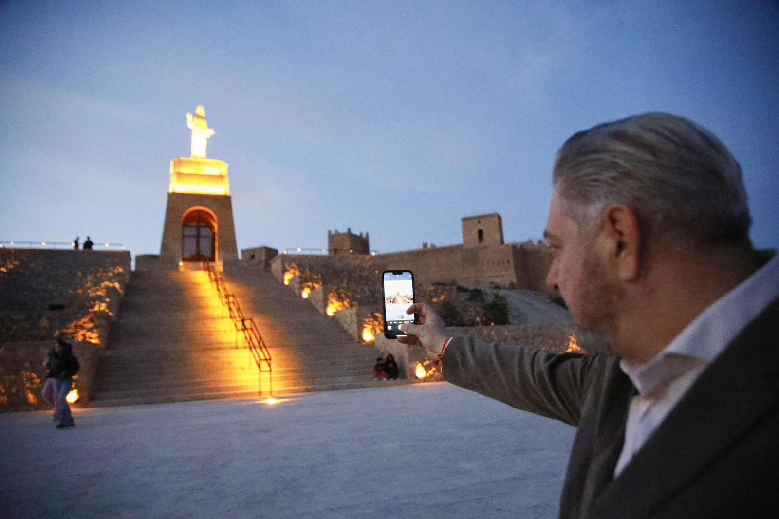 Las mejores imágenes del encendido de luces en el Cerro de San Cristobal de Almería