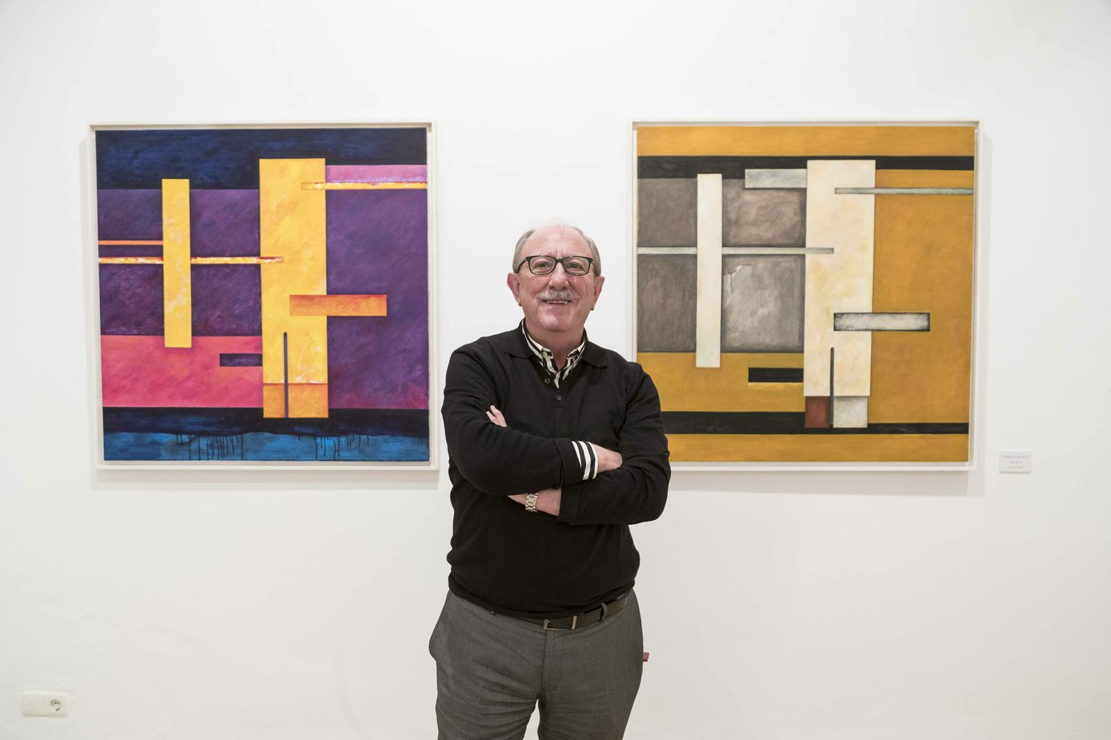 José Suárez posa ante algunas de las obras que integran esta antológica.