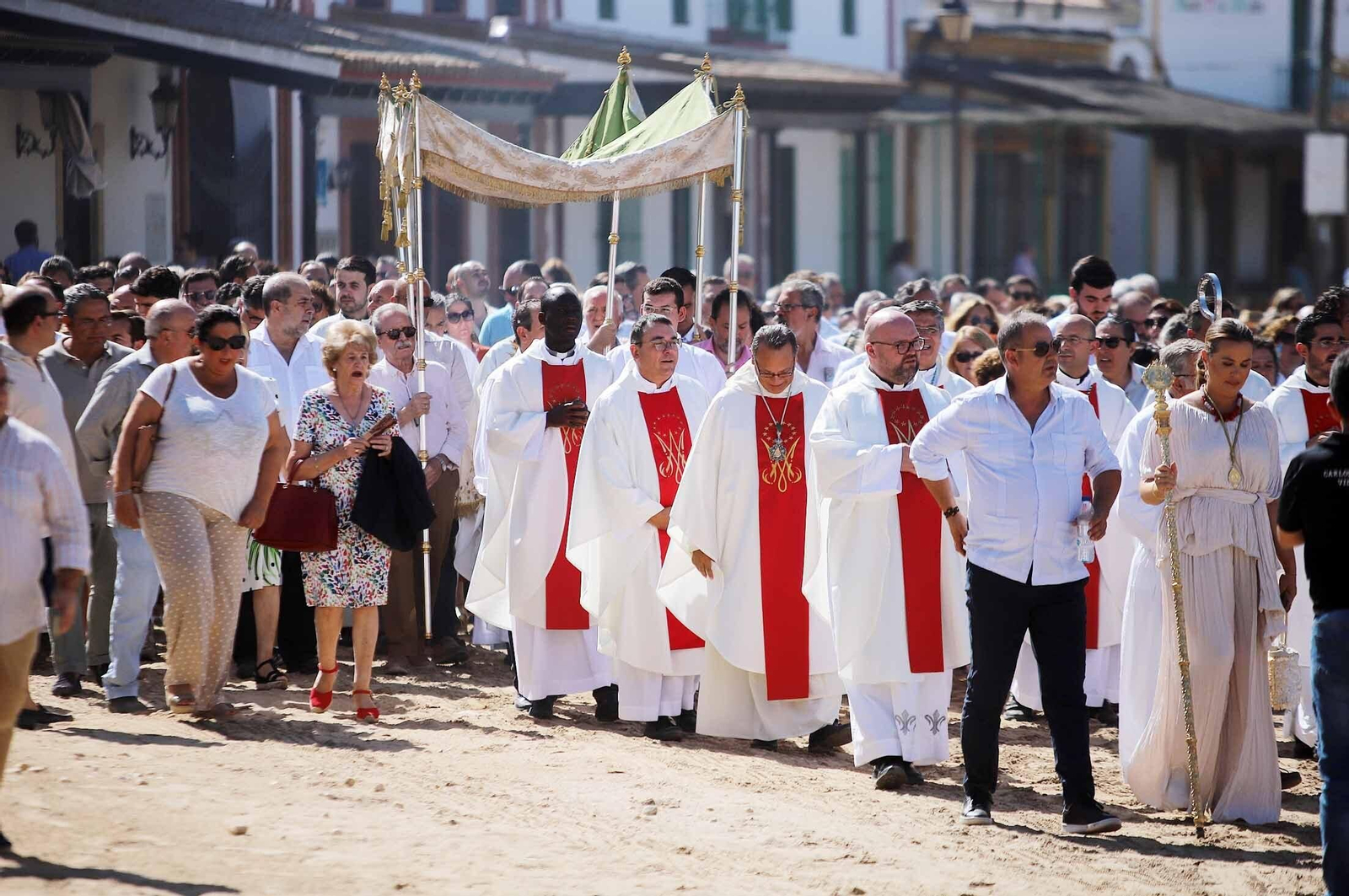 Imágenes de la procesión eucarística y solemne Función del Voto en El Rocío Chico