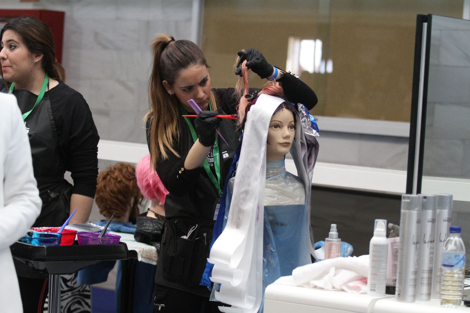Estudiante de Peluquería en unas prácticas.