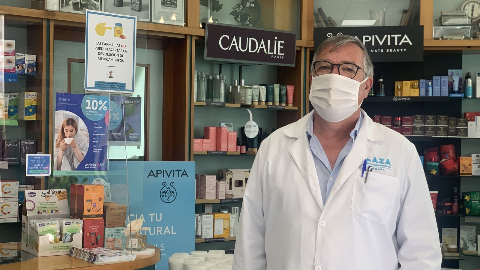 José María Laza en su farmacia.