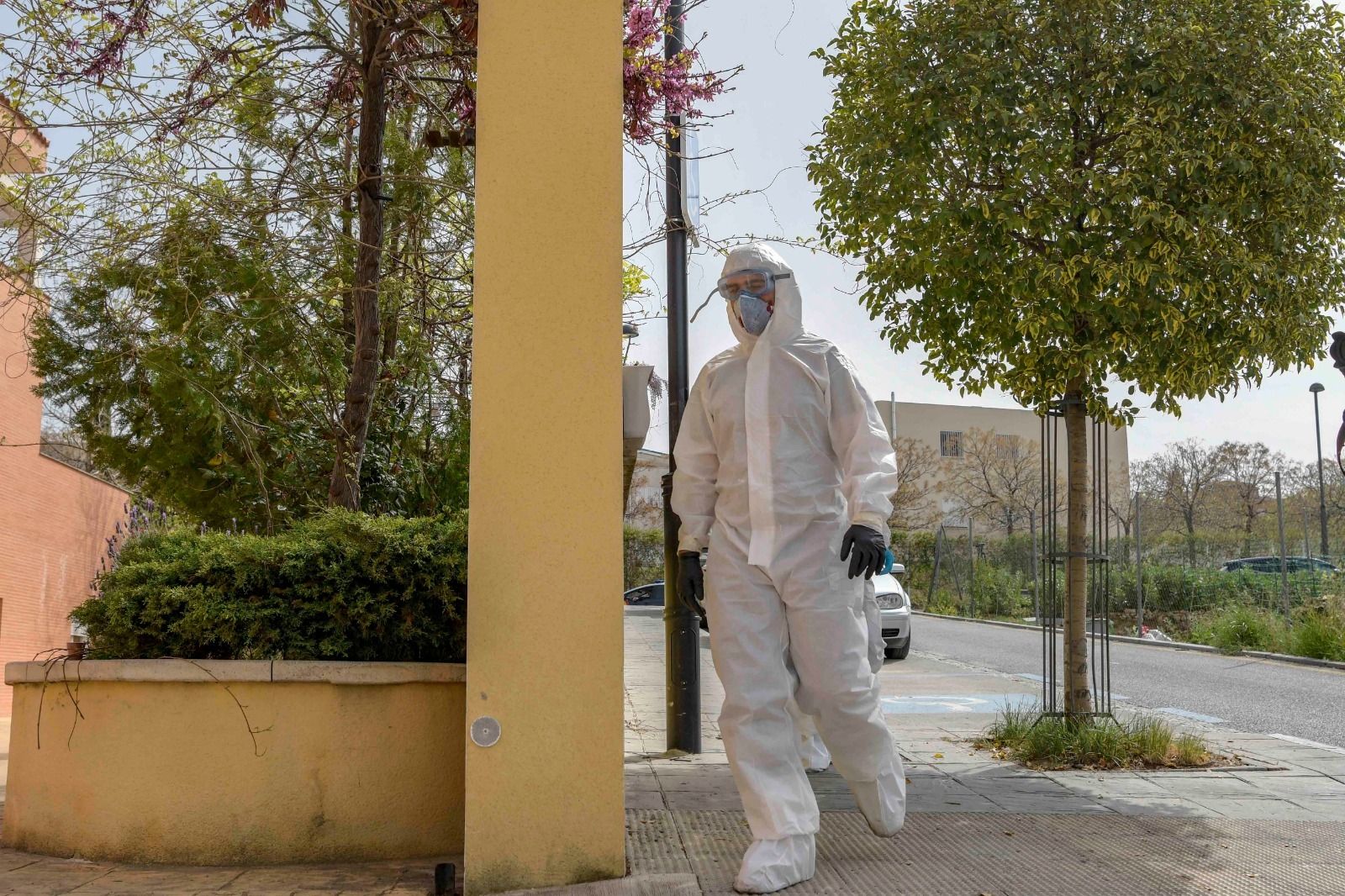 Las imágenes de la UME en la residencia Balcón de la Zubia, foco del coronavirus