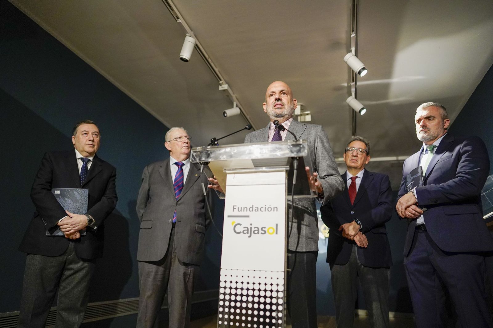 La inauguración de la exposición de Cayetano Gonzalez en Fundación Cajasol, todas las fotos