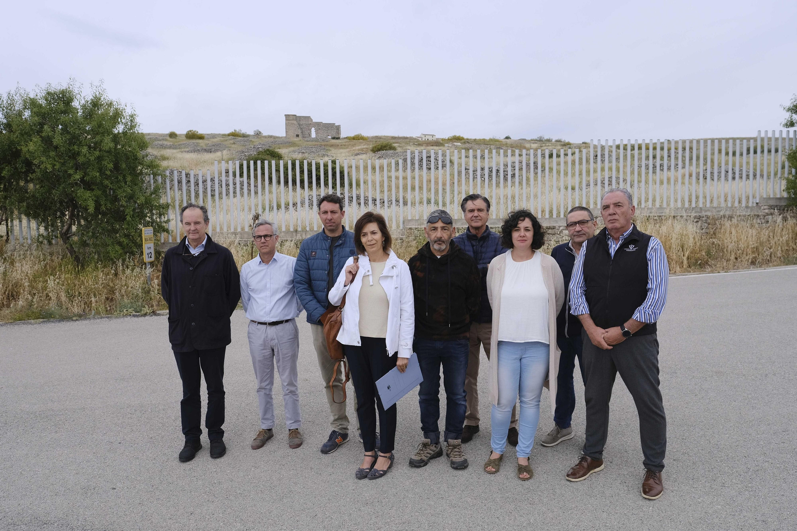 Representantes de la asociación 2030 junto al yacimiento arqueológico de Acinipo.