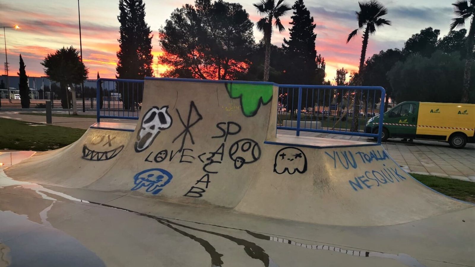 Pintadas en un parque recién abierto al público.