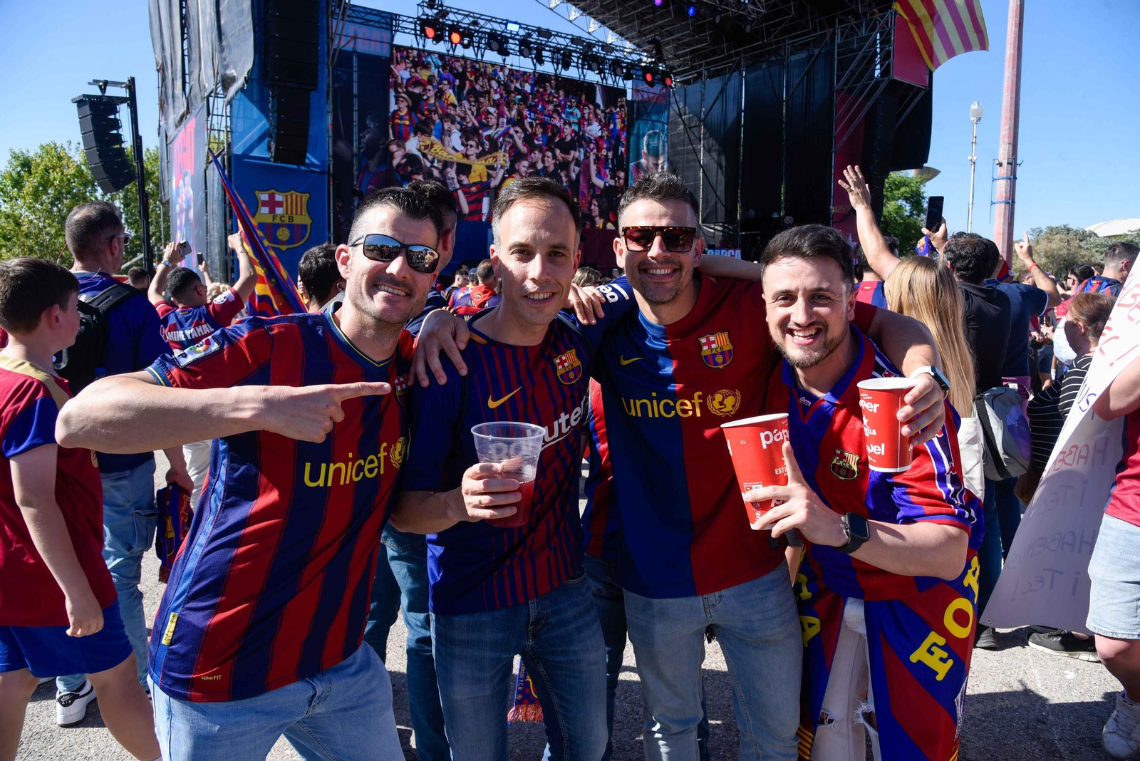 Ambiente en la Fan Zone del Barcelona