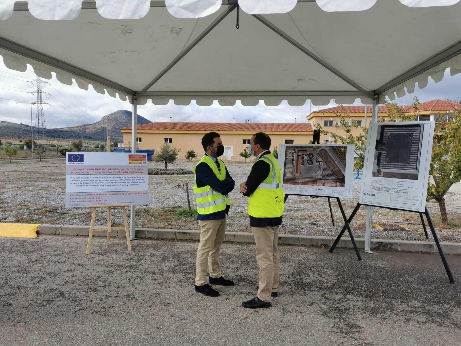 El presidente del Consorcio Vega-Sierra Elvira, Noel López, durante la puesta de la primera piedra de la planta fotovoltáica.