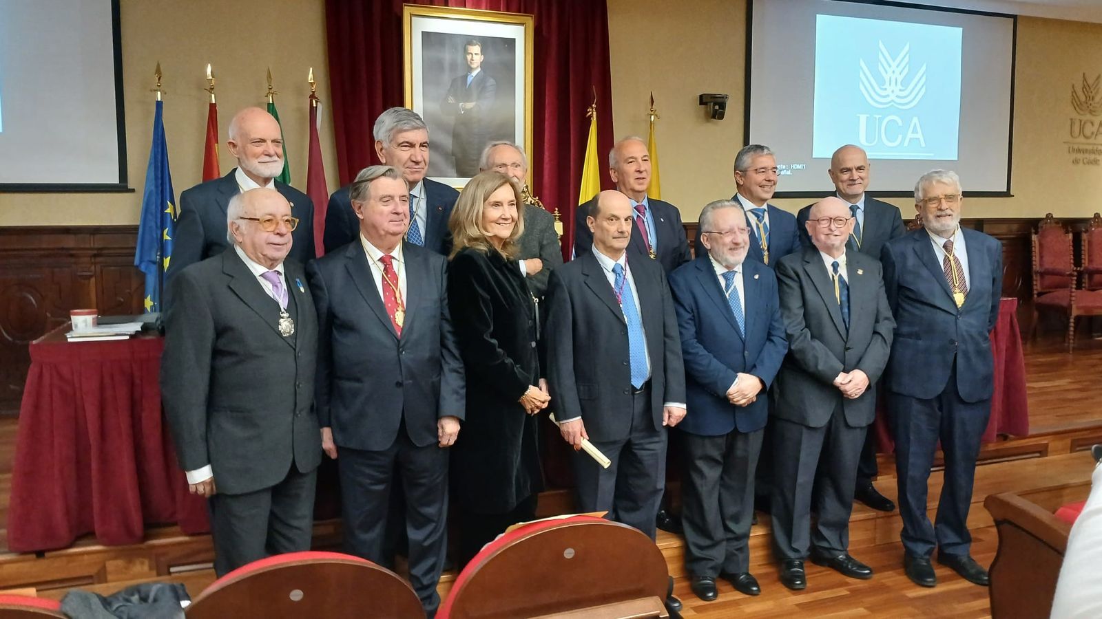 El nuevo académico de la Hispano Americana, Juan Ángel López Díaz, posa con el grupo de académicos tras finalizar  la ceremonia de ingreso en el Salón de Grados de la Facultad de Medicina.