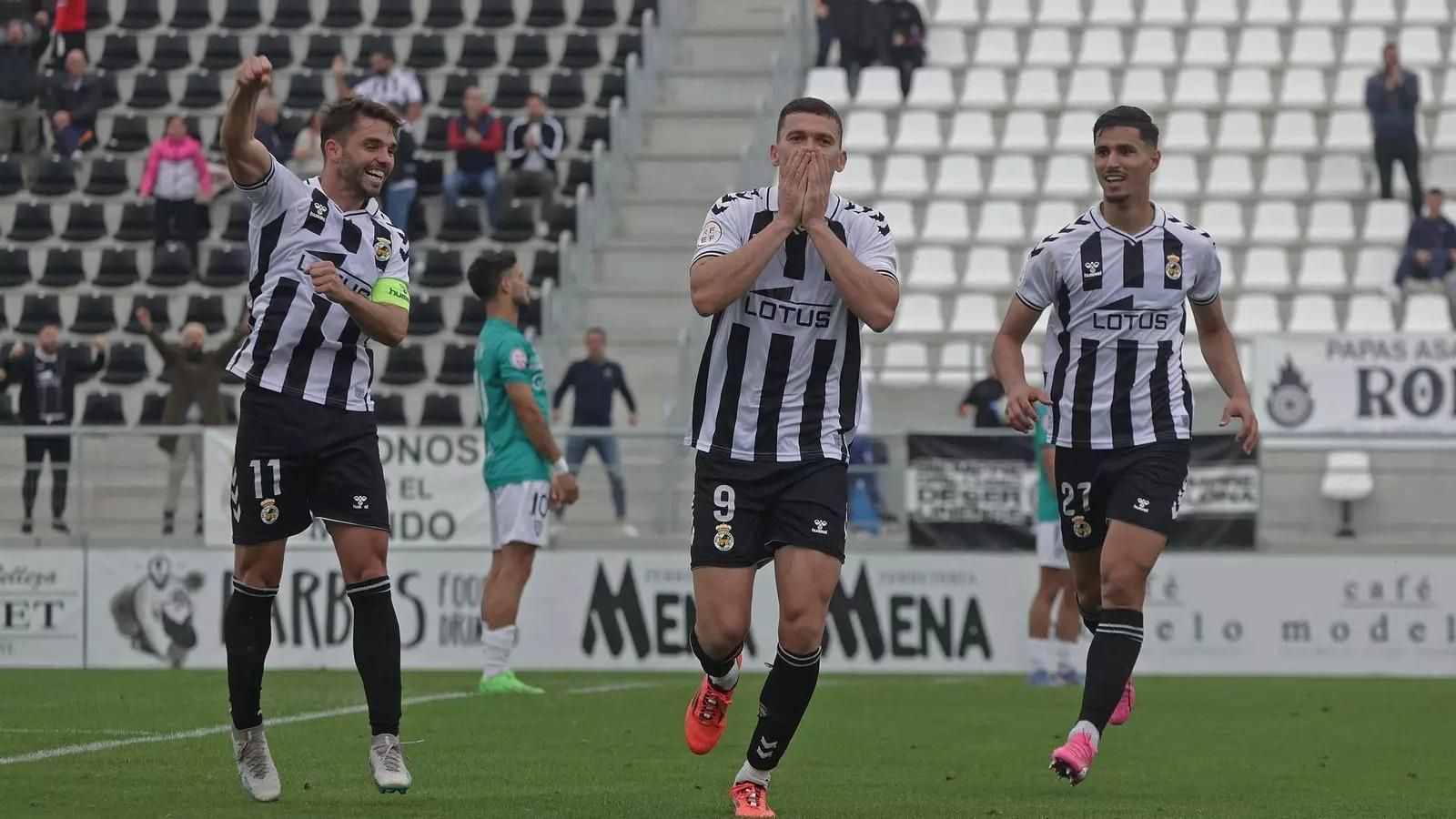 Jack Harper celebra su gol al Villanovense y Fran Carbià y Moha Hamdoune se disponen a felicitarle.