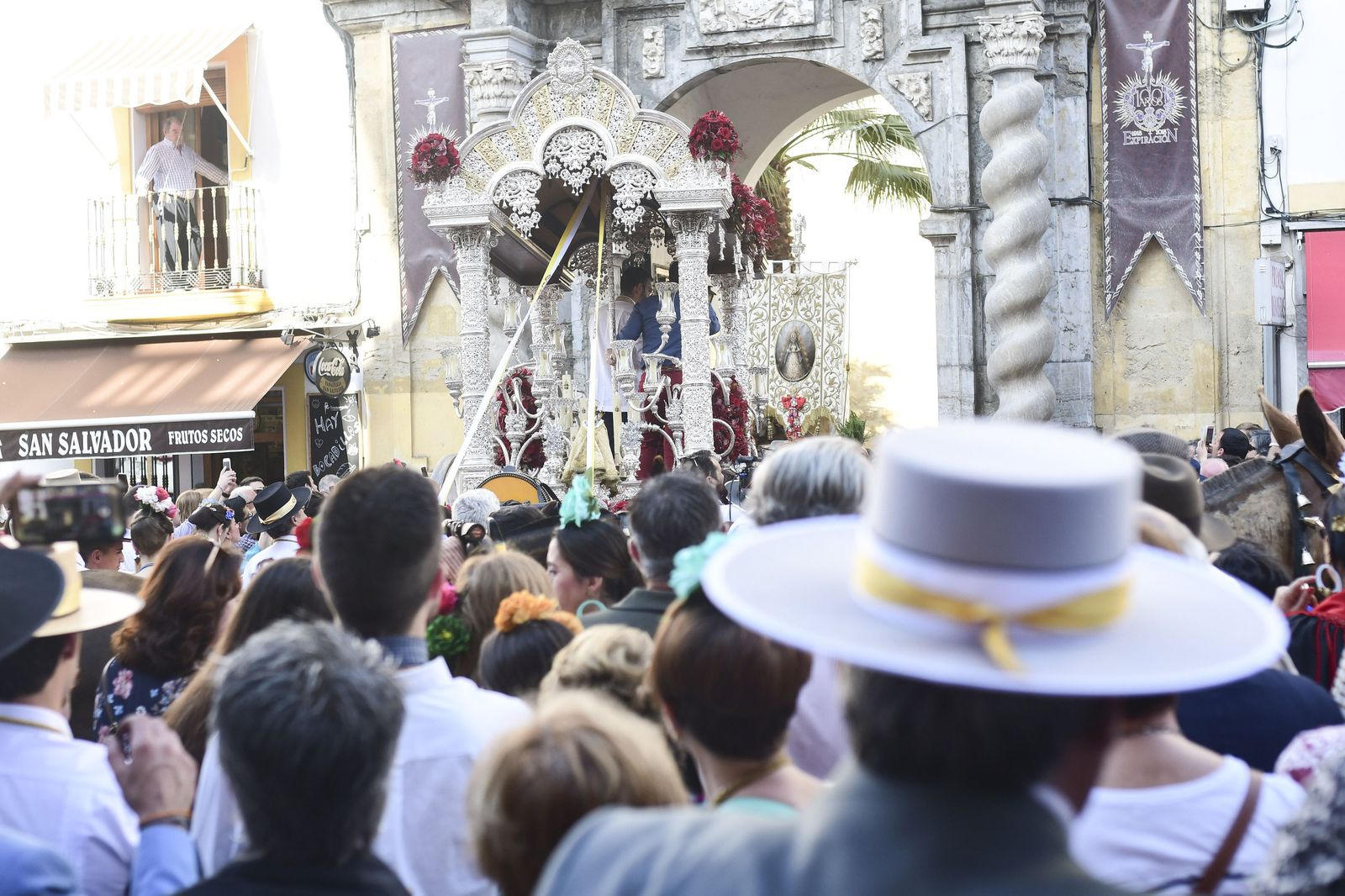 Salida del Simpecado de la hermandad del Rocío de Córdoba desde San Pablo.