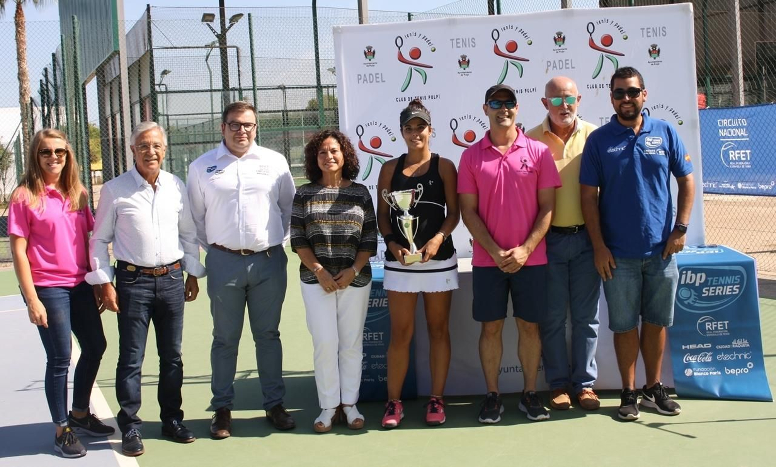Organizadores y autoridades con la campeona.