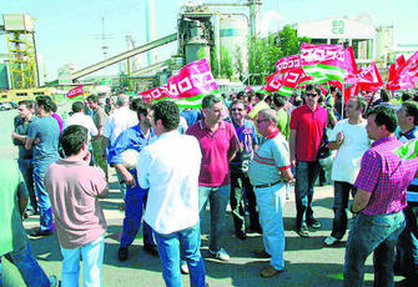 Protesta de los trabajadores de Ence en la factoría de San Juan del Puerto.