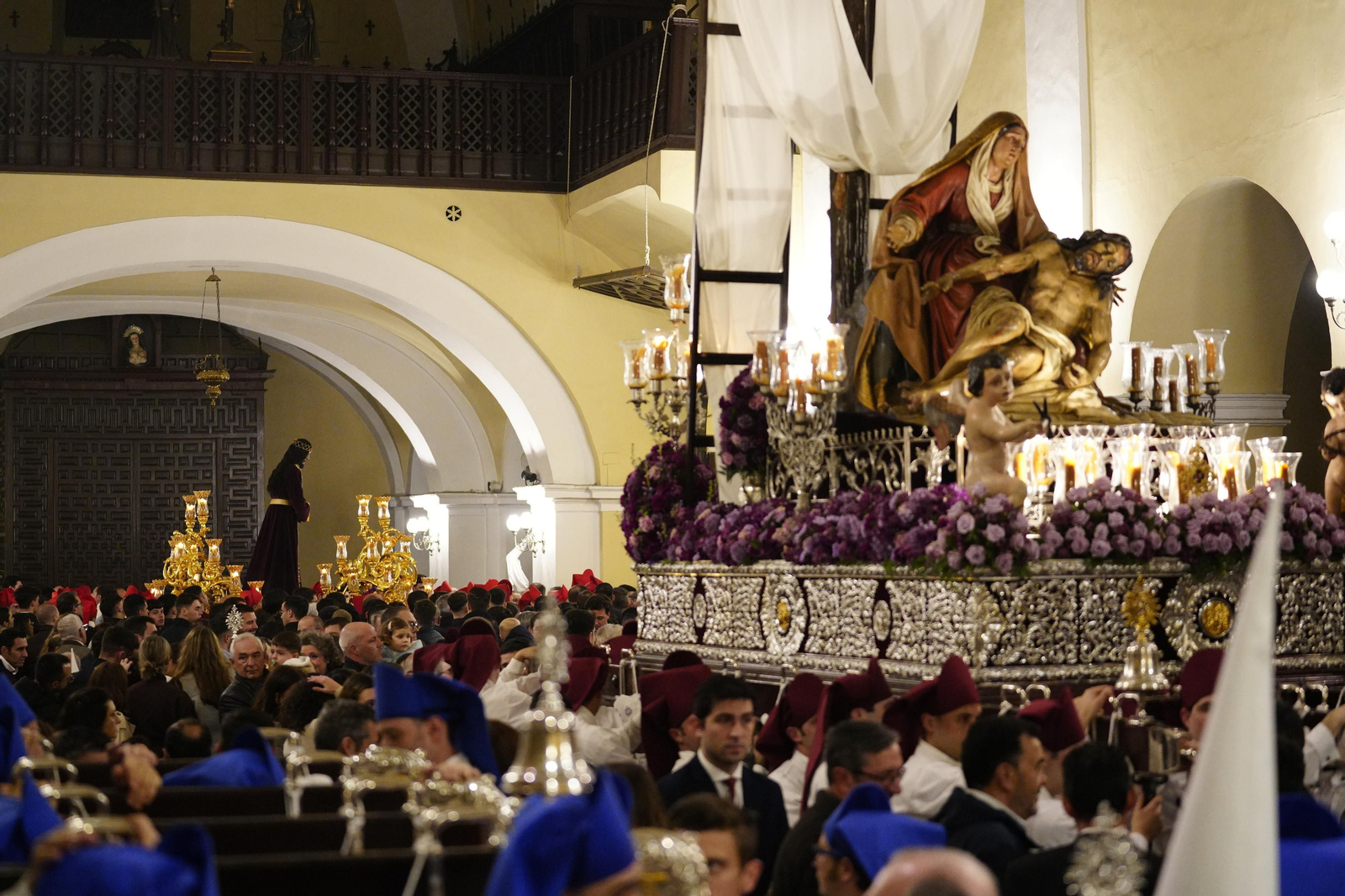 Lunes Santo en Lucena: La Pasión regresa a su templo a causa de la lluvia, en imágenes