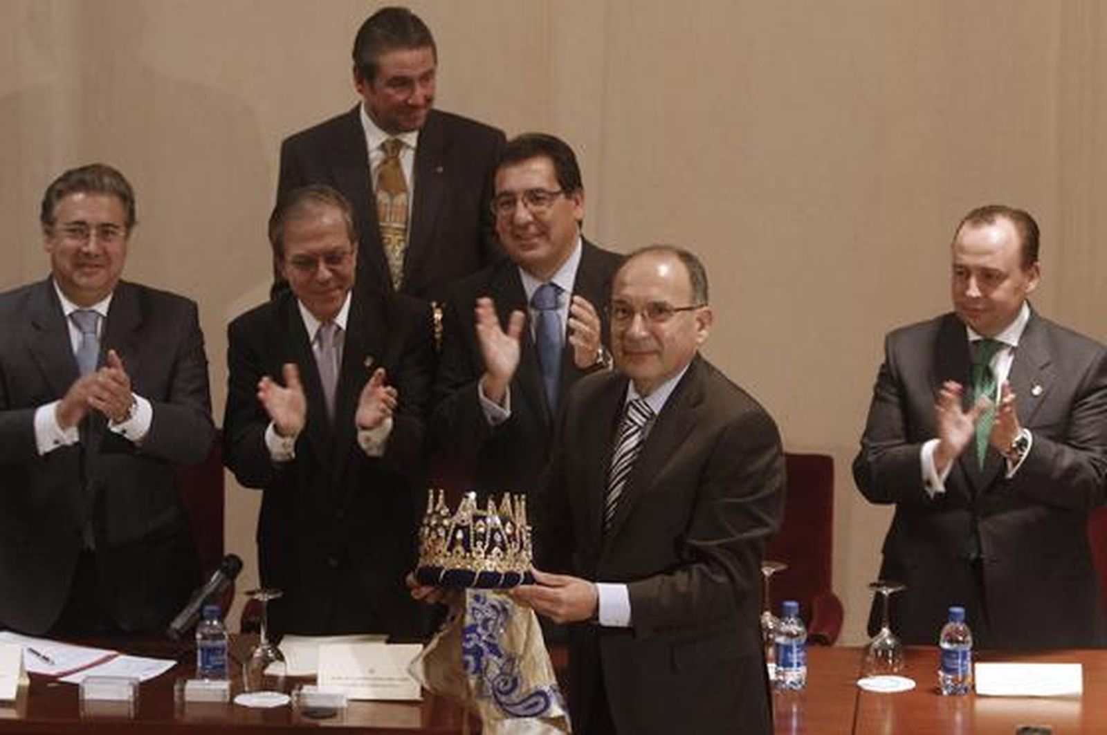 José Pérez Bernal muestra su corona de Rey Melchor.

Foto: B. Vargas