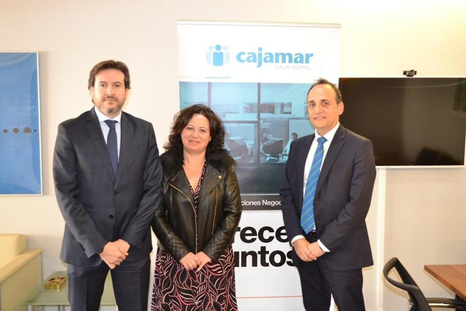 Rafael Antonio Rubio Sola, director de Negocio de Cajamar; María del Mar Ayala Andújar, presidenta del Colegio de Graduados Sociales de Almería, y Eugenio Tonda Sese, director de oficina de Cajamar en Paseo de Almería.