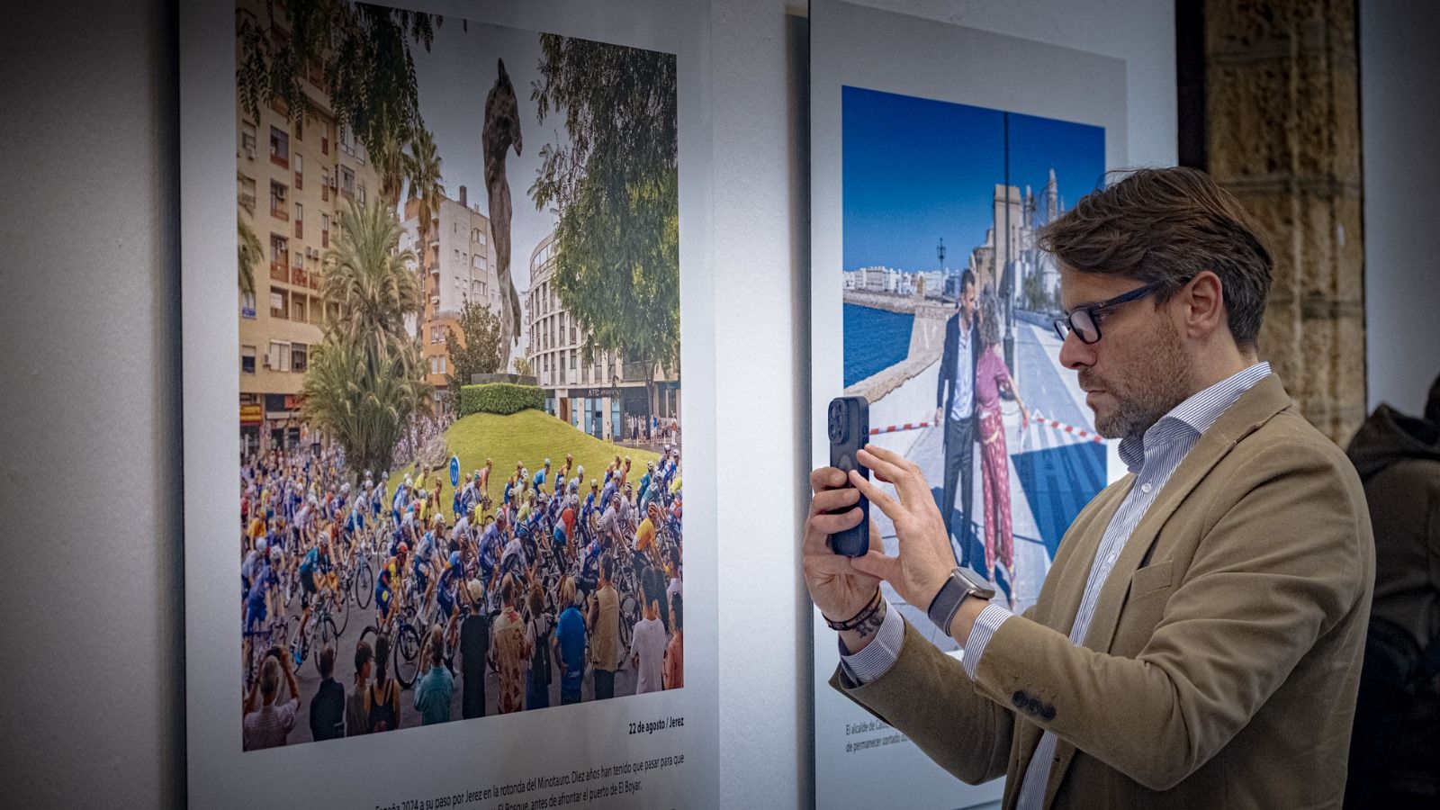 Un visitante fotografí una de las imágenes de la exposición.