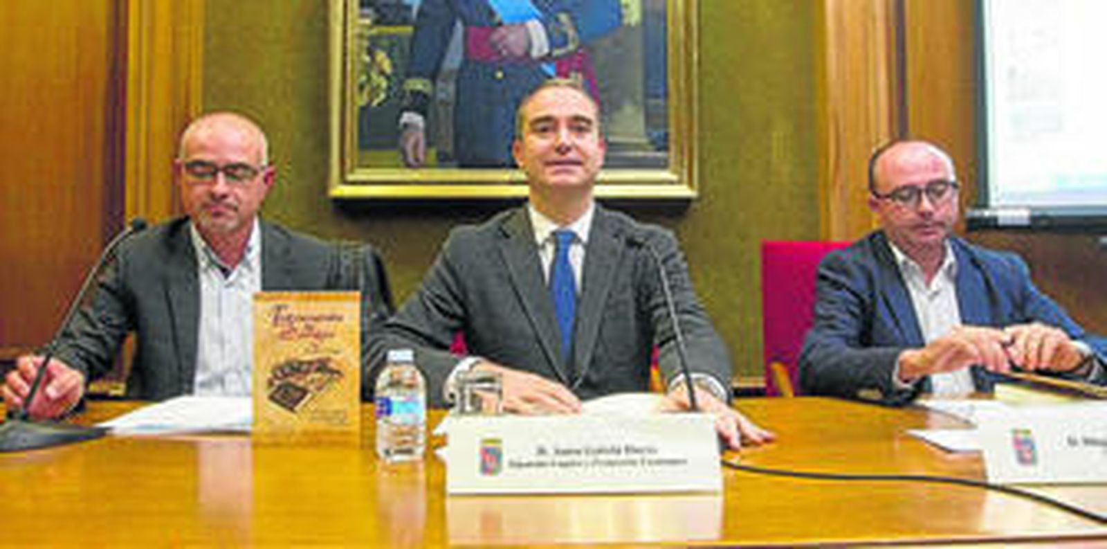 El diputado Amós García junto a Alfredo J. Venteo y el periodista Diego García.