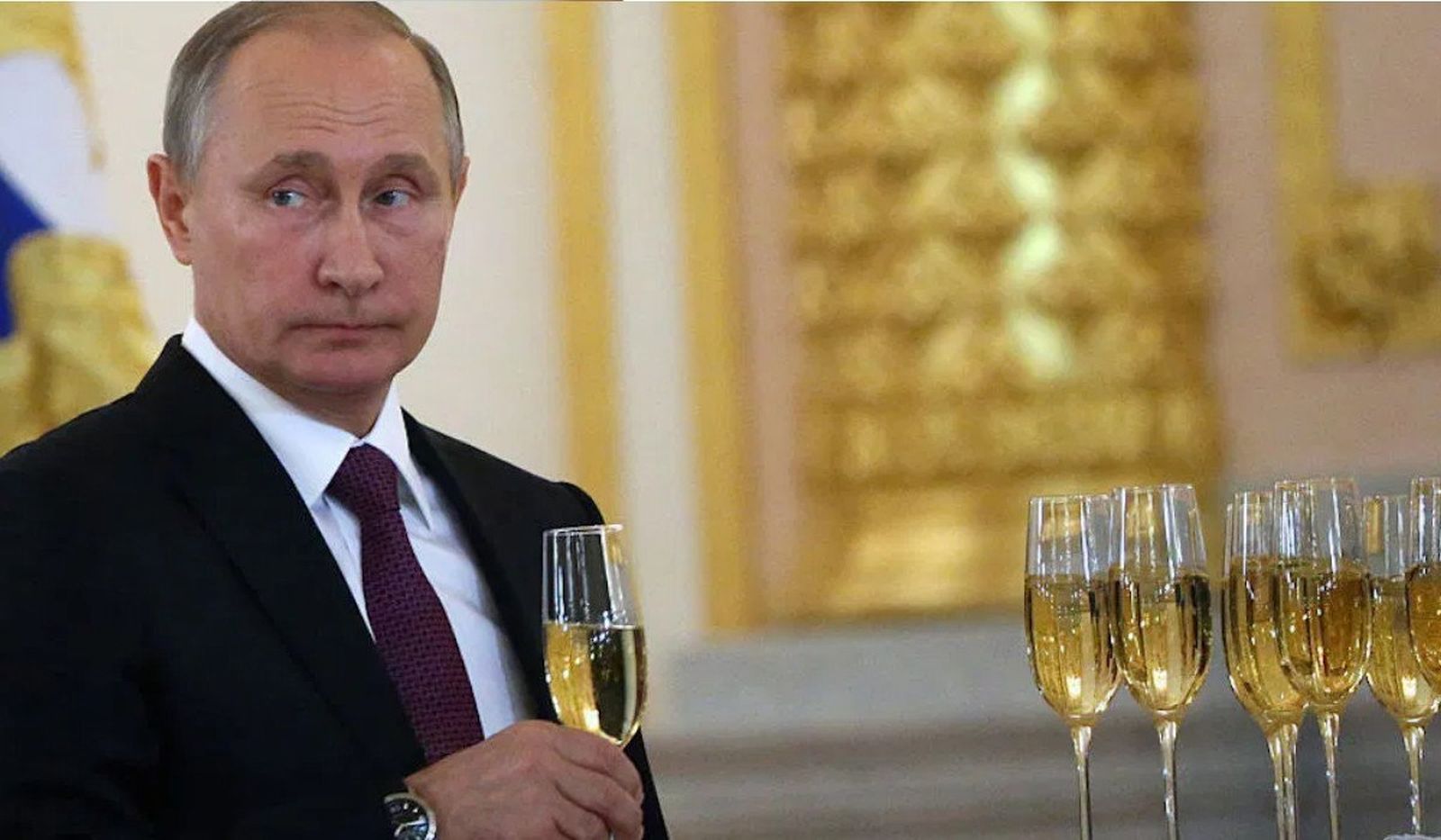 Vladimir Putin con una copa de champán