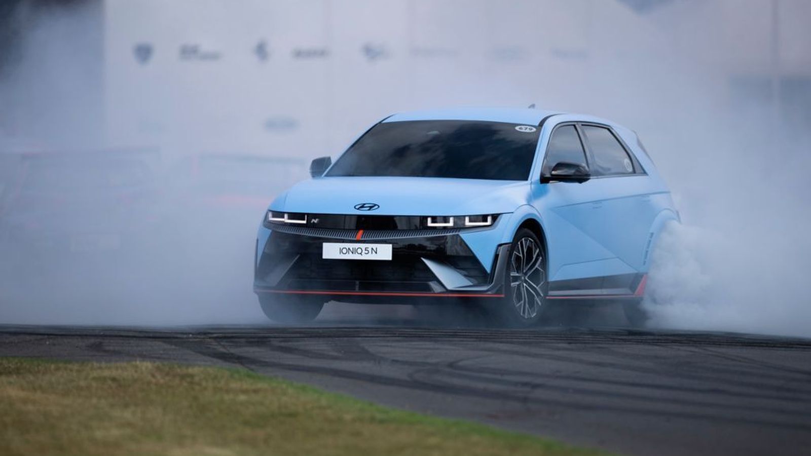 Este modelo puede, gracias al modo de conducción N Drive Optimizer, convertirse en un coche ideal para hacer drifting.