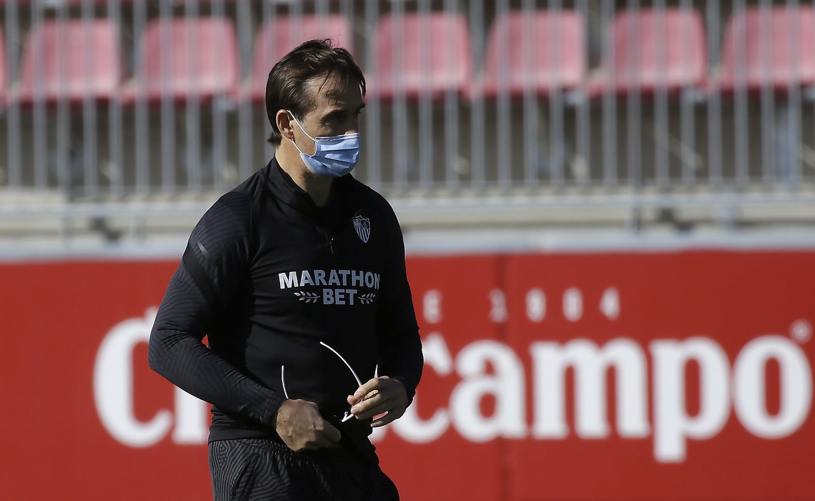 Lopetegui se limpia las gafas de sol durante un entrenamiento.