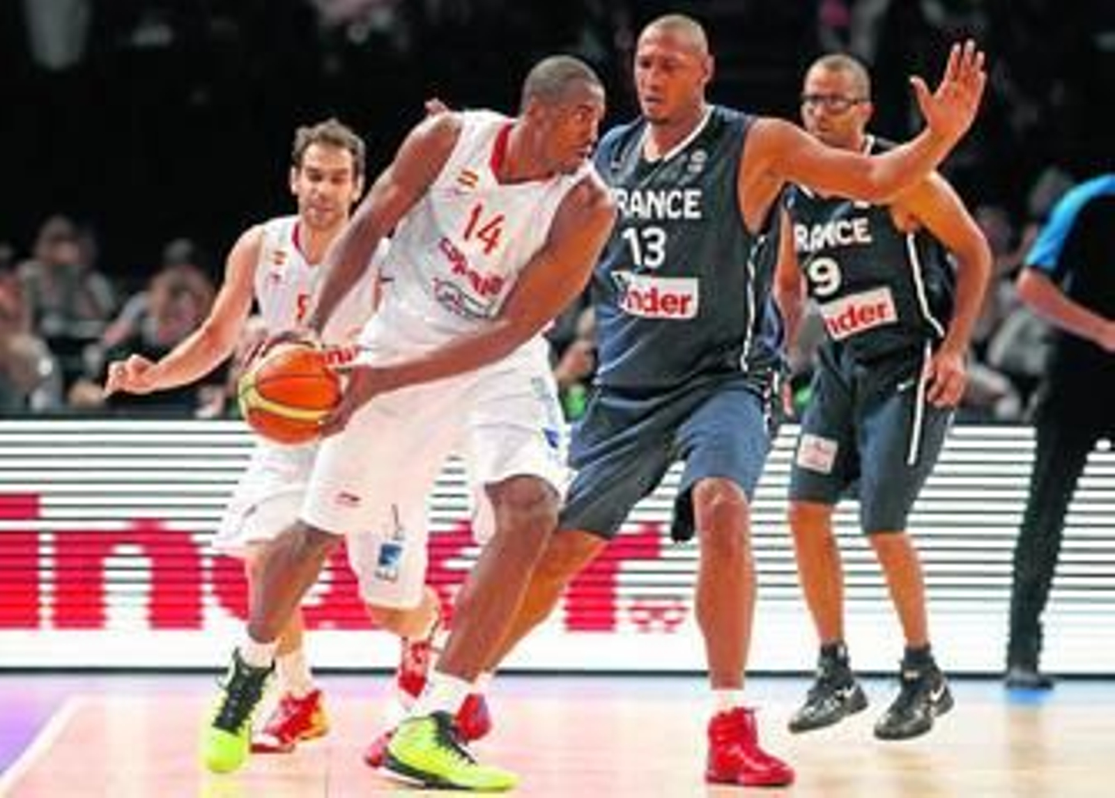 Ibaka es defendido por Diaw, con Calderón y Parker detrás.