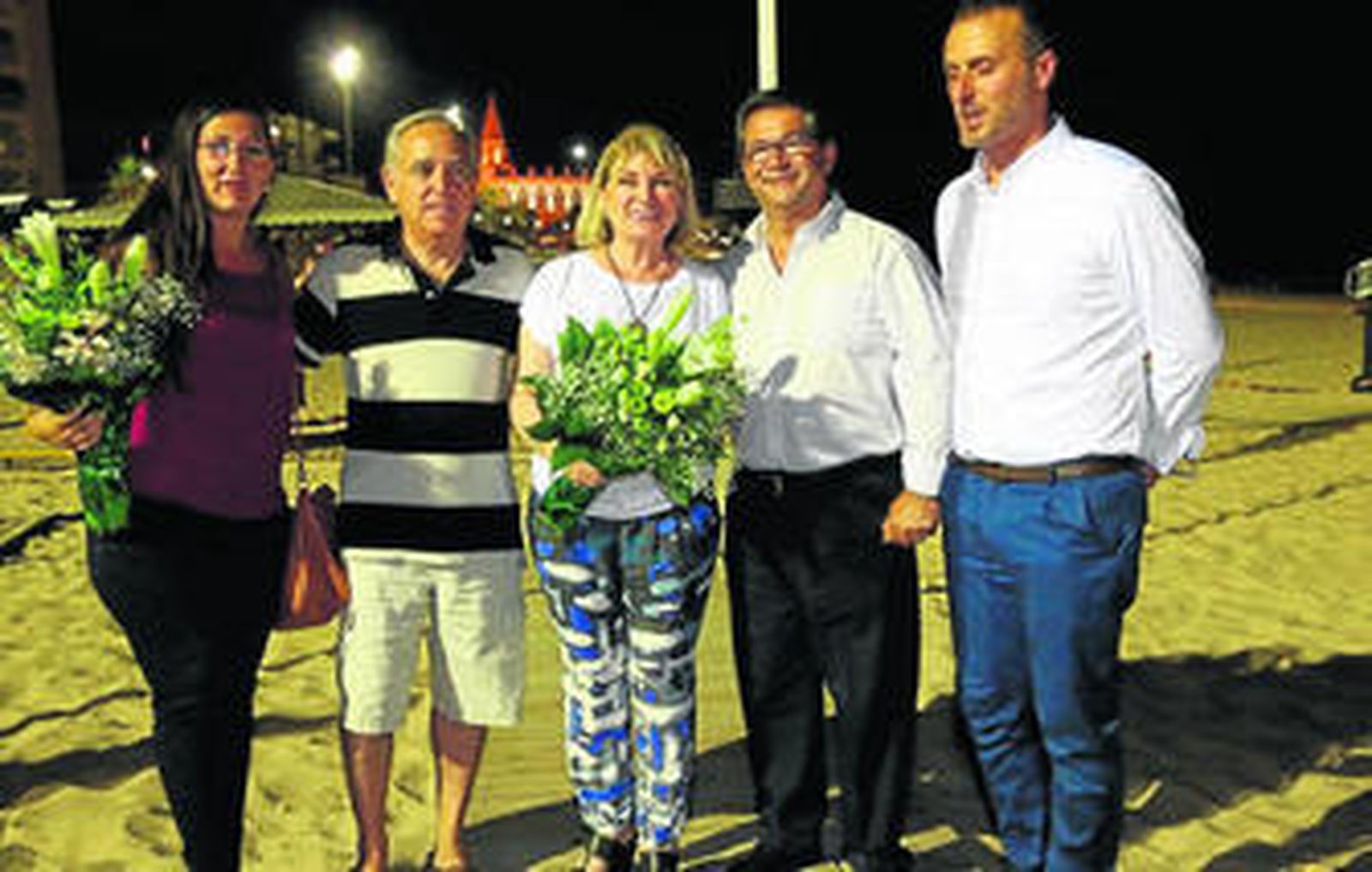 La bailaora Aurora Caraballo, José Antonio Rodríguez, Gloria Mohedano, el alcalde de Chipiona, Antonio Peña, y el concejal chipionero de Playas, Javier Díaz, en la inauguración de las cinco banderas azules de esta población.