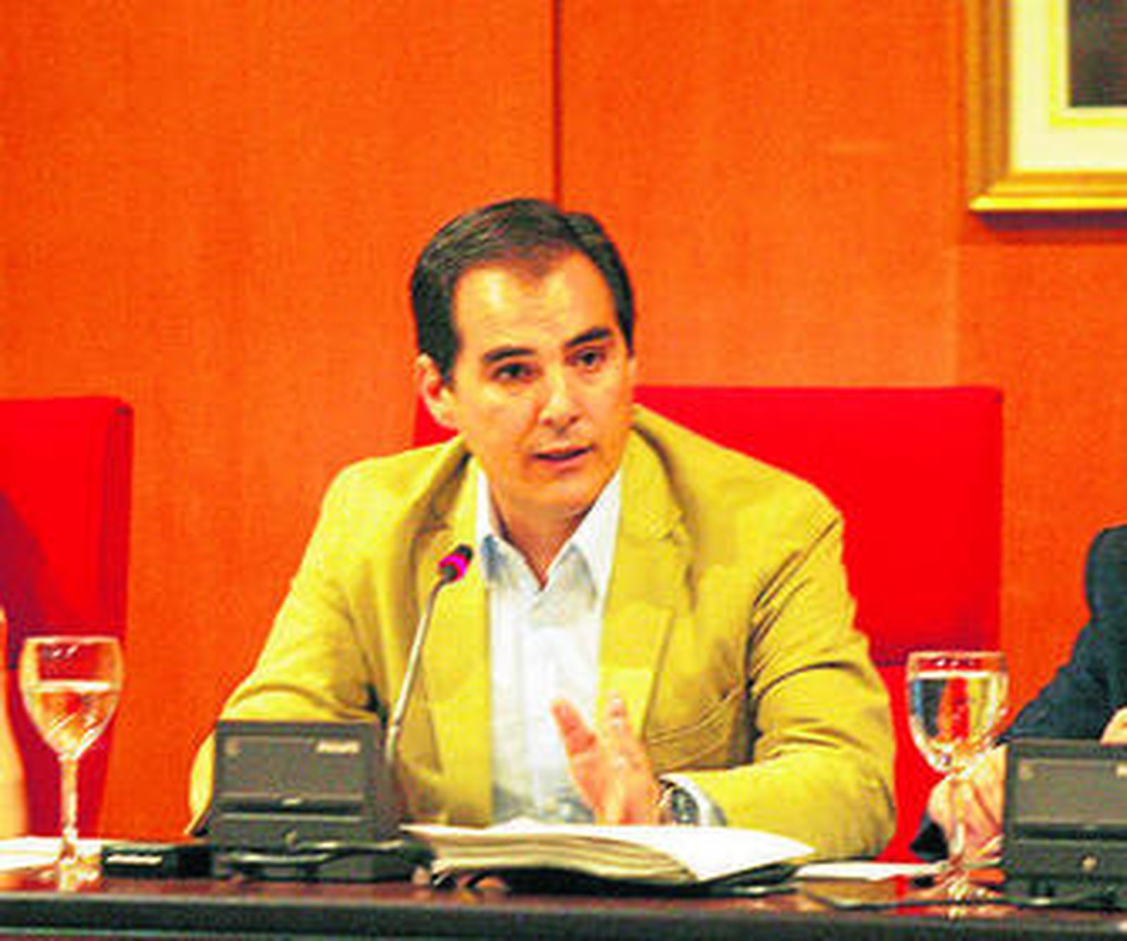 El alcalde, ayer, presidiendo el salón el plenos.