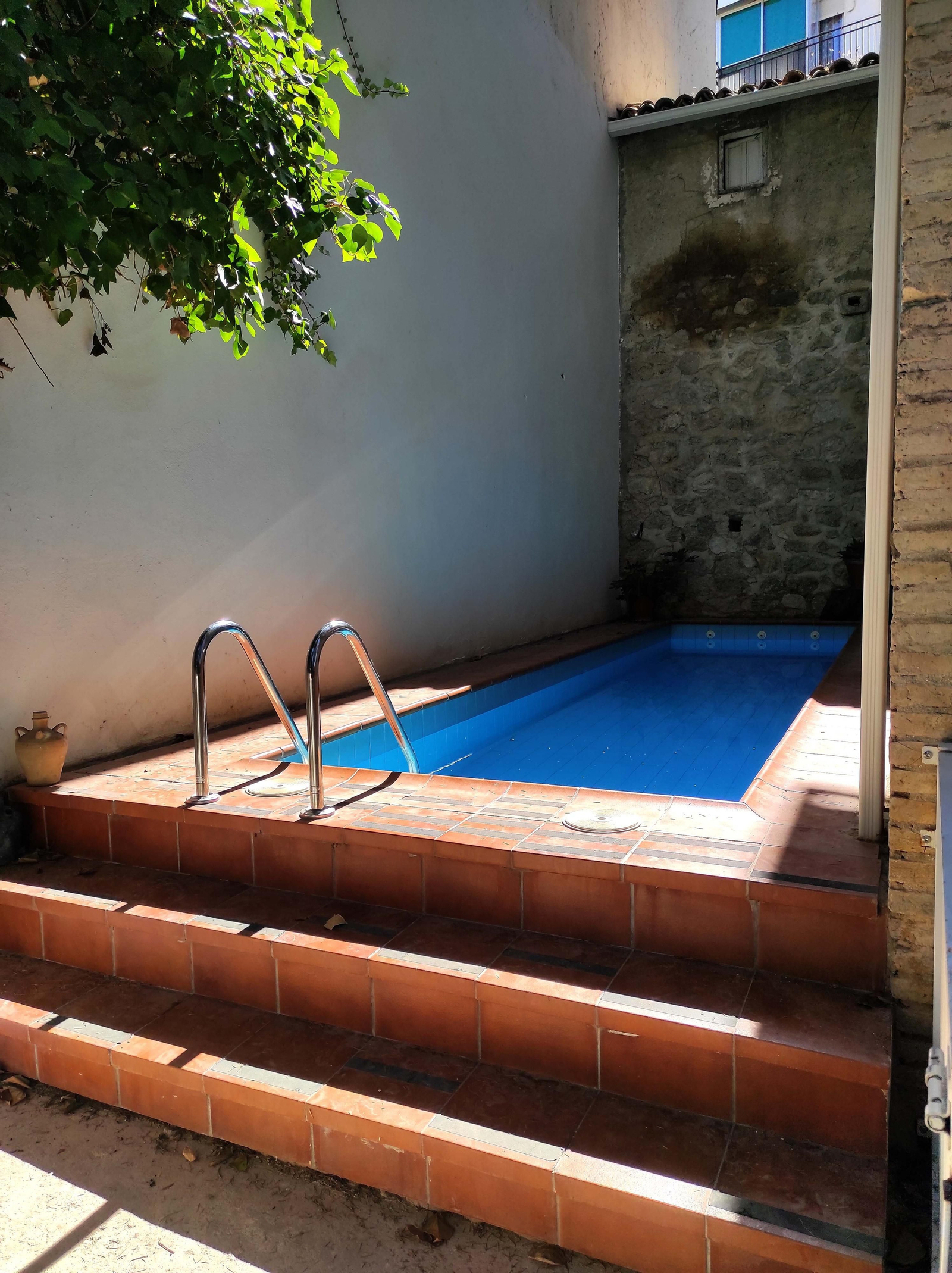 La piscina es un lugar tranquilo donde refrescarse en un ambiente íntimo.