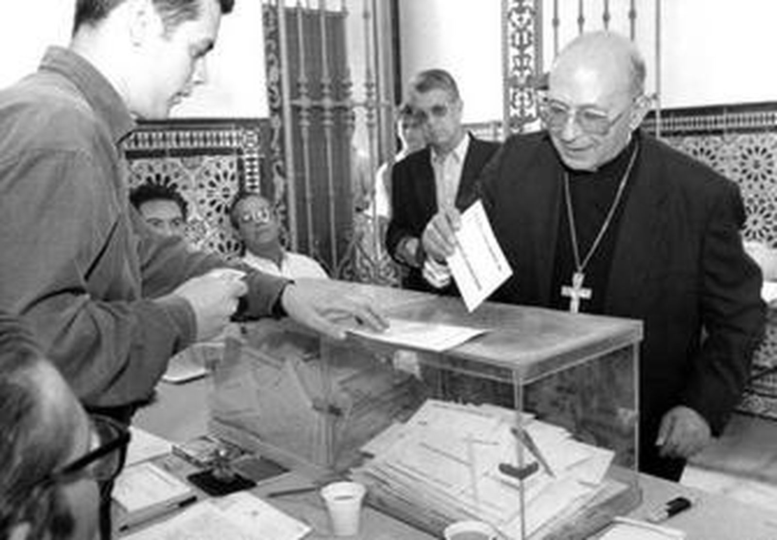 Antonio Dorado votando en una de las elecciones.