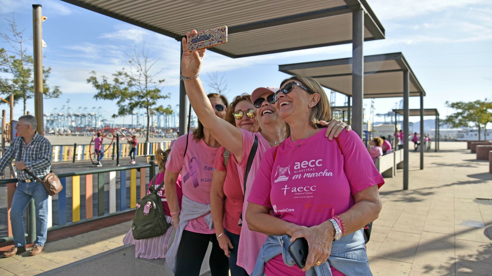 las mejores fotos de la Marcha contra el cáncer de mama en Algeciras