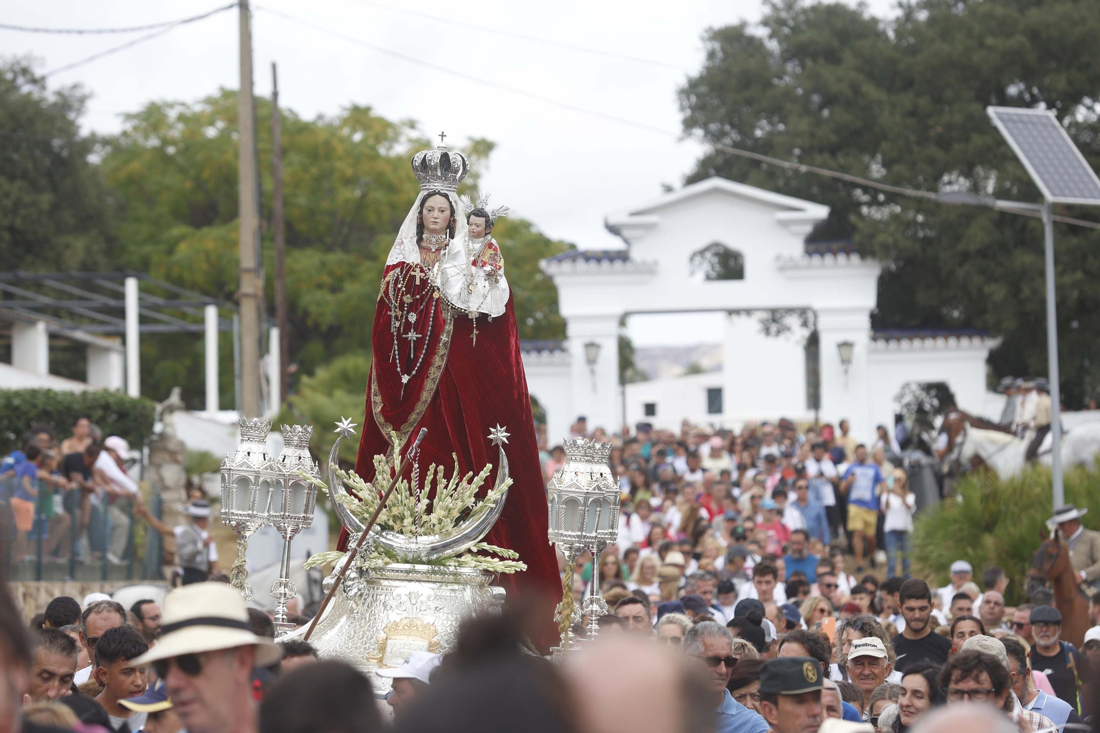 La Virgen de la Luz, a la salida de su santuario.