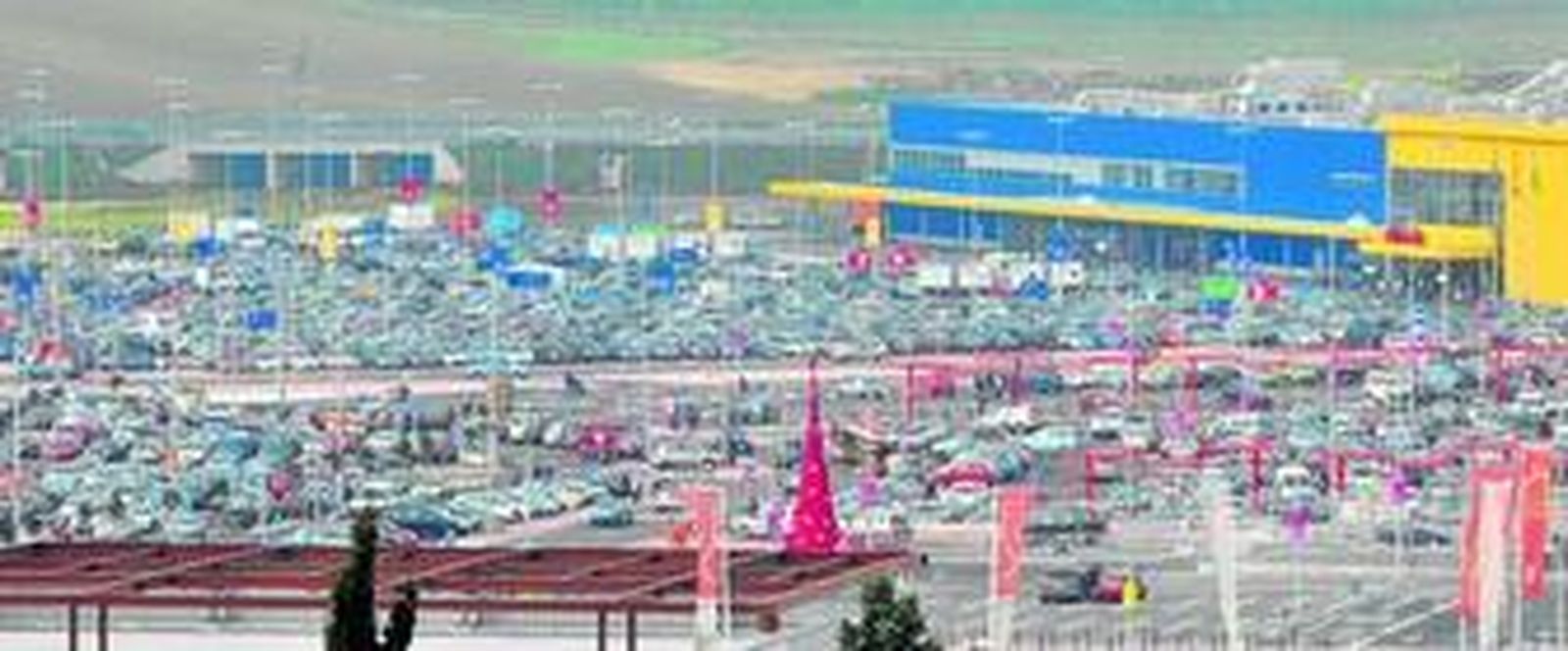 Vista de los aparcamientos de Ikea y Luz Shopping, atestados de visitantes en una imagen retrospectiva.