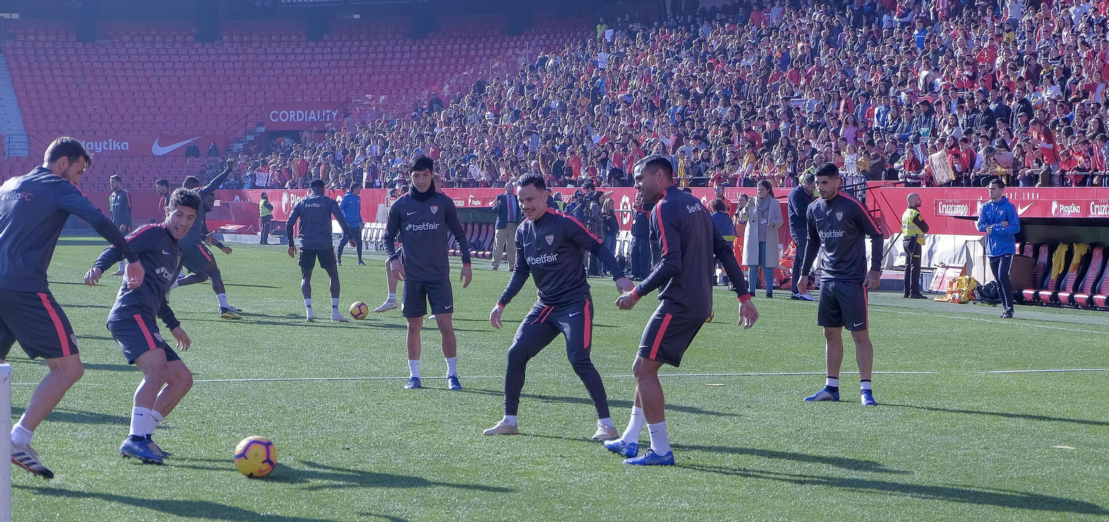 Multitudinario entrenamiento a puerta abierta del Sevilla en el Sánchez-Pizjuán