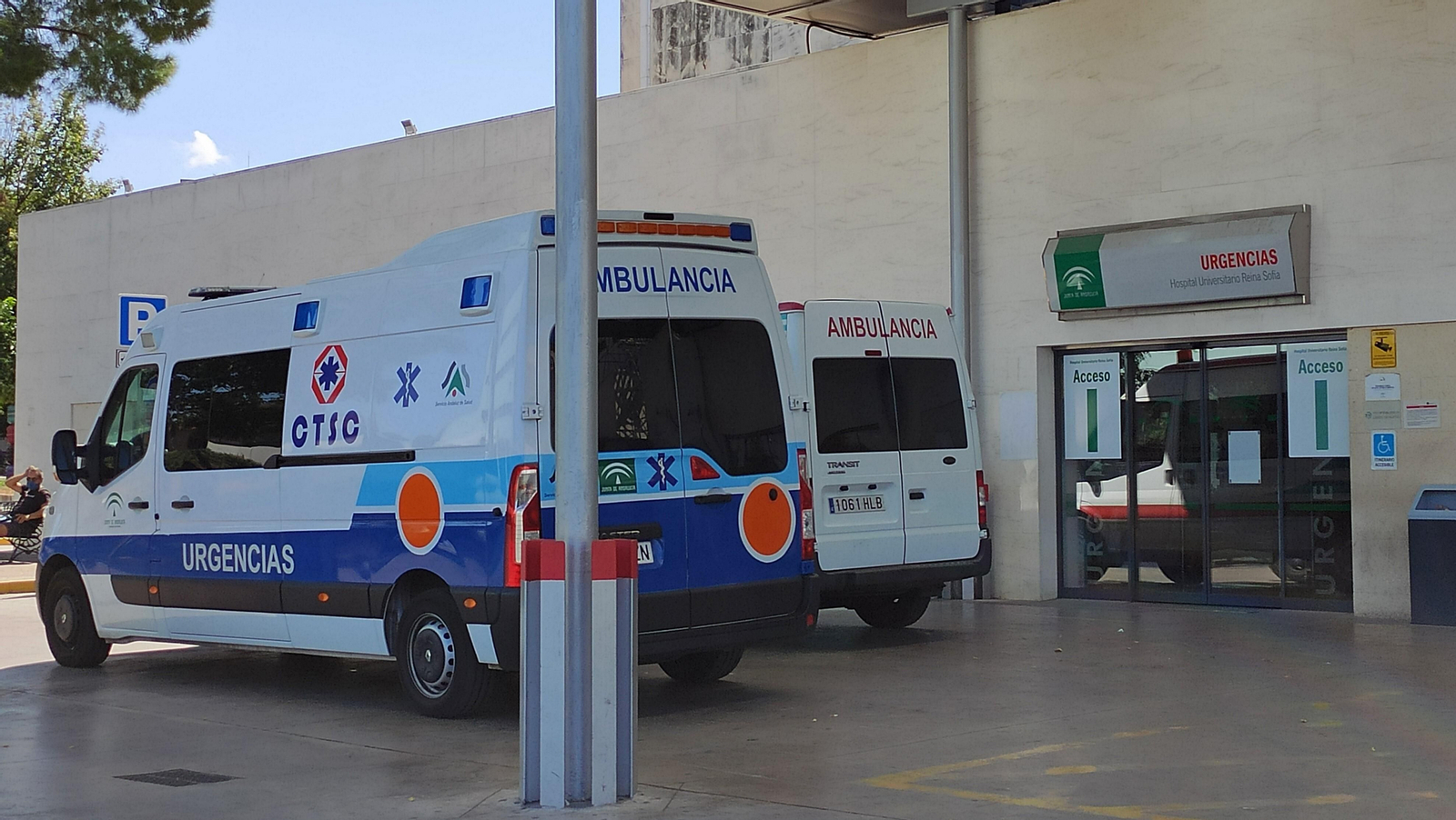 Varias ambulancias esperan en la puerta de Urgencias del Reina Sofía.