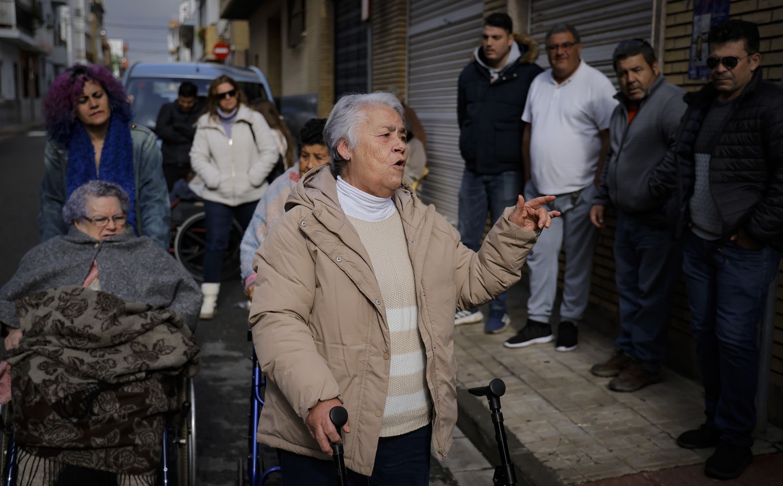 Vecinos de Palmete protestan por el corte continuado de la luz, todas las fotos