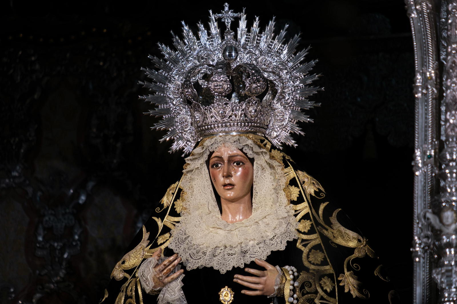 La Esperanza Macarena se viste de luto por el mes de los difuntos