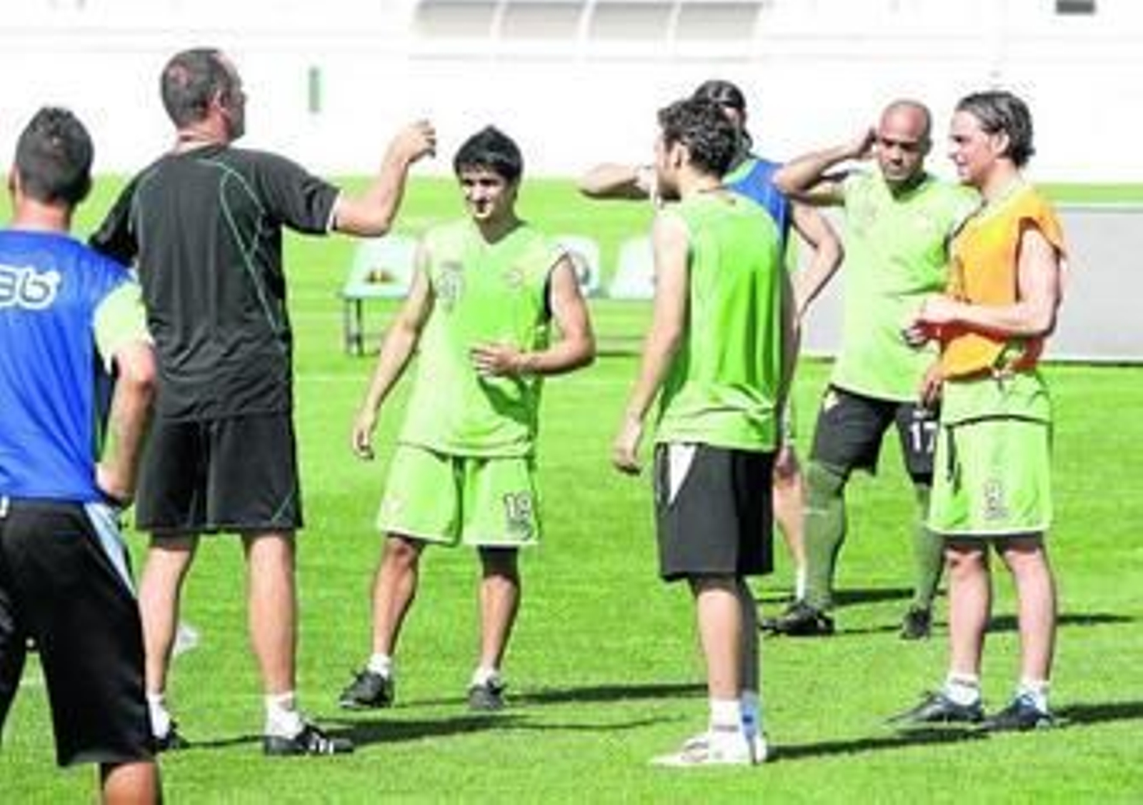Víctor Fernández da instrucciones a un grupo con Sergio García y Jonathan Pereira.