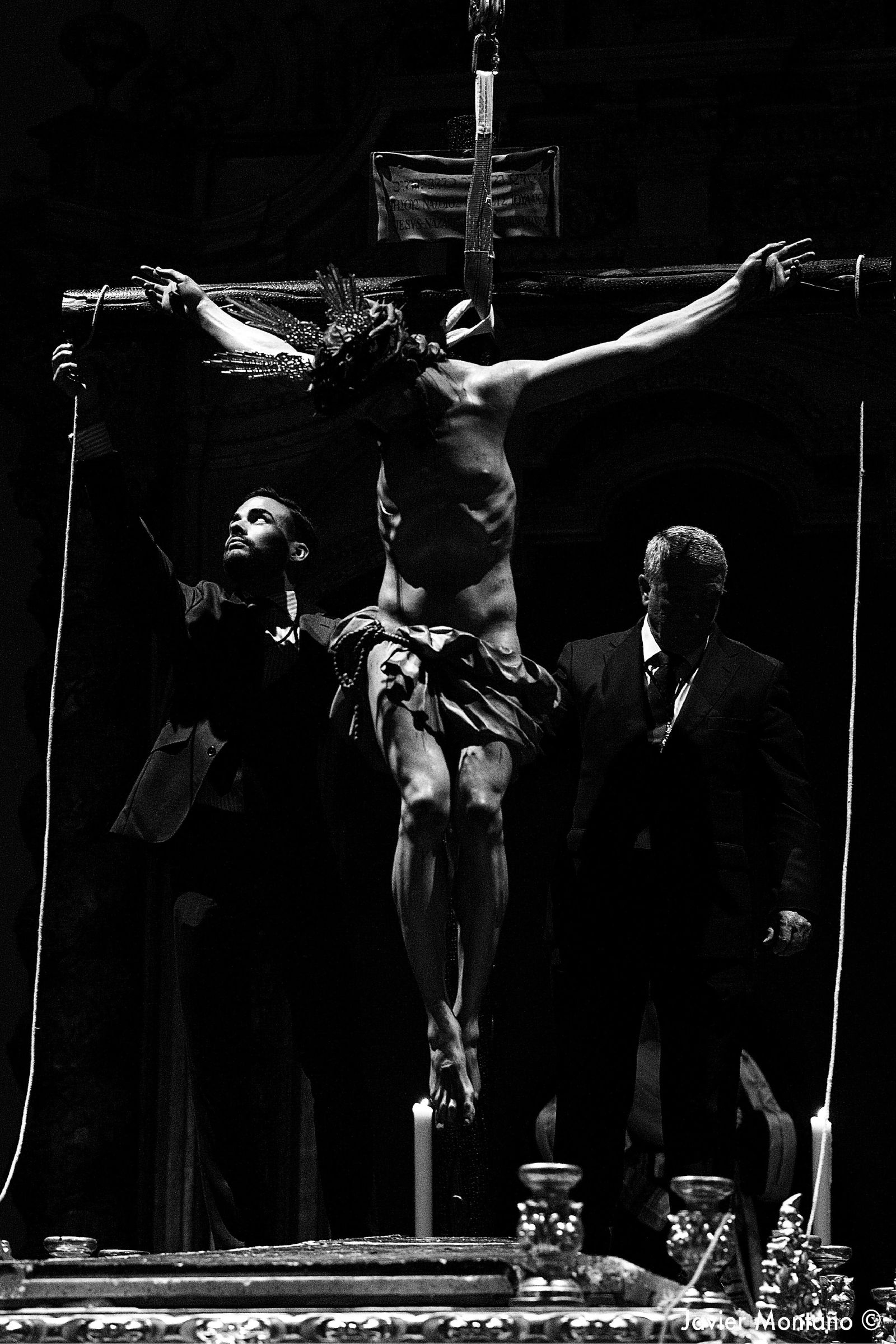 Los priostes finalizan la maniobra de subida al paso