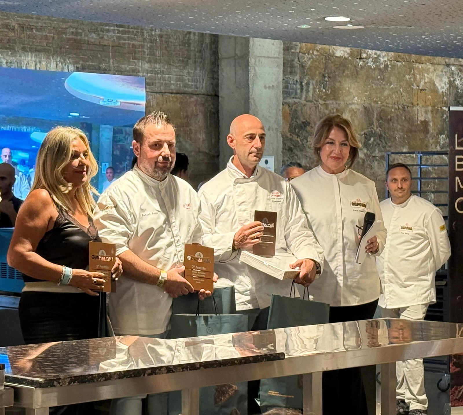 Juan Carlos Sarmiento, segundo por la derecha, recoge su premio al Mejor Bombón de Chocolate en Guadalcao