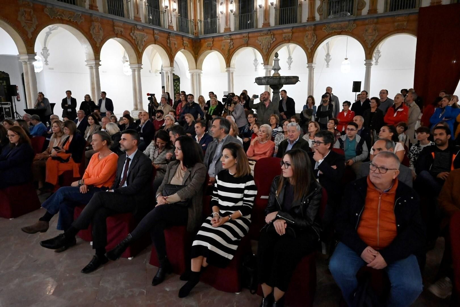 La exposición 'Todo lo que brilla' que recorre la joyería de Córdoba, en imágenes