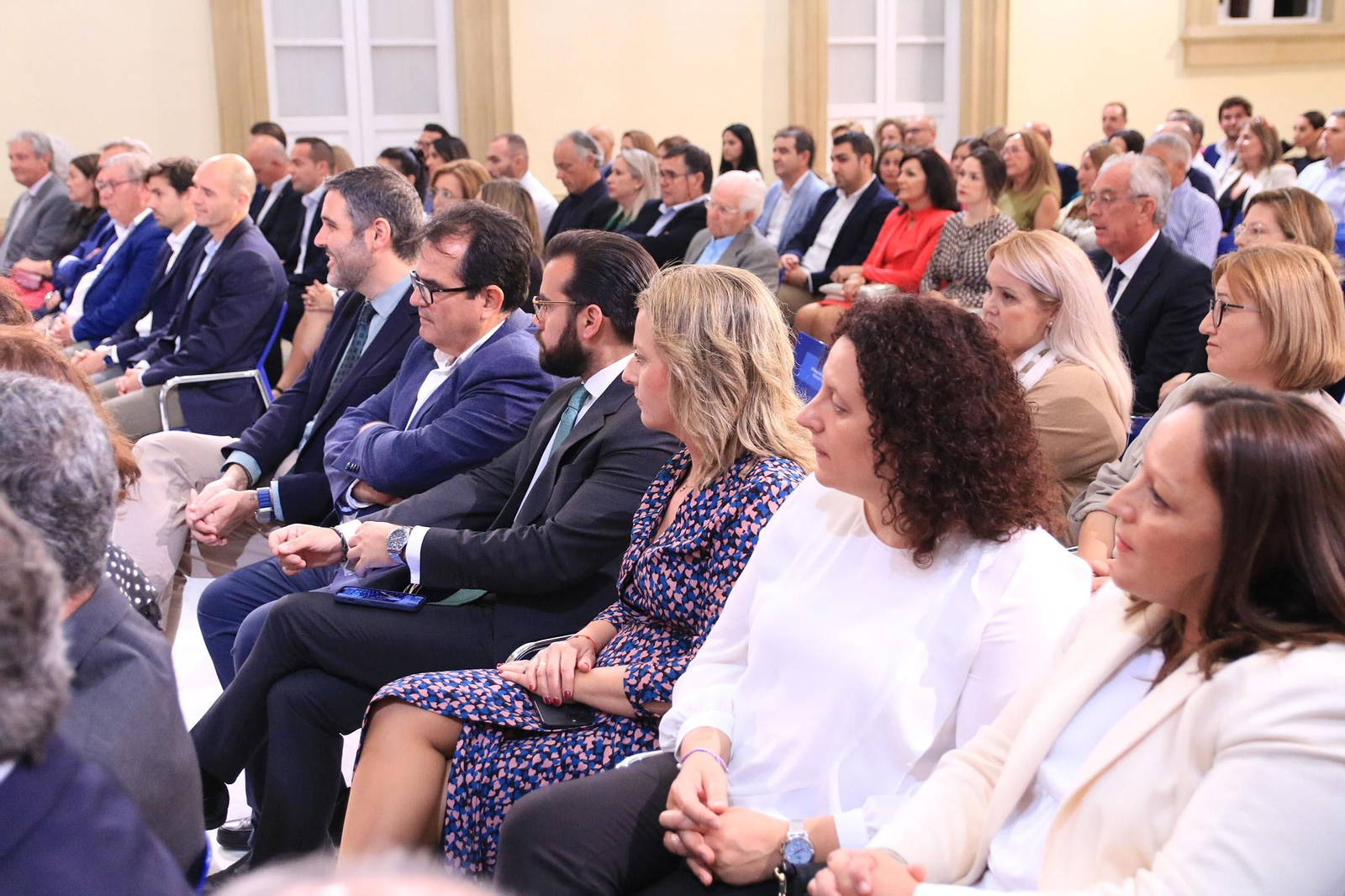 La diputación impone el Escudo de la Provincia a Pedro Caparrós