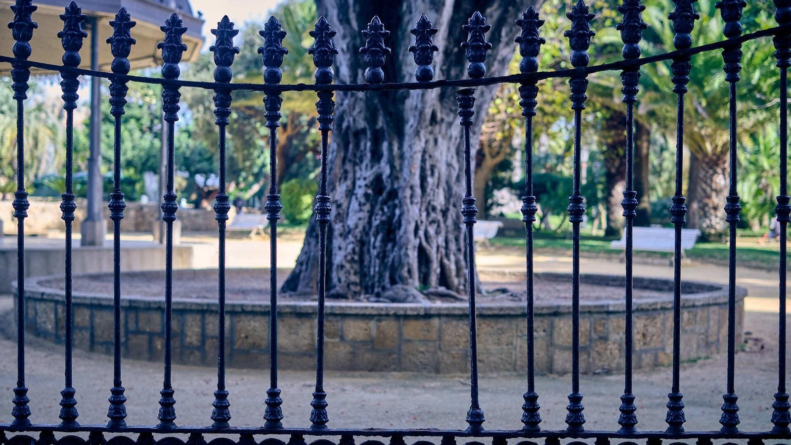 La reja que rodea el recinto y sus elementos adosados  aparecen con roturas, óxido y muy deteriorados.
